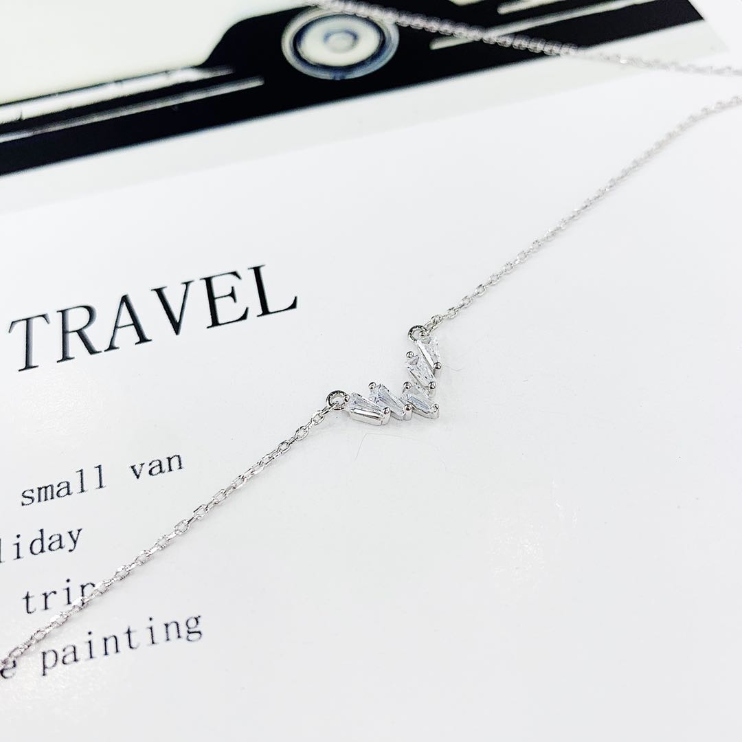 This is a 925 silver micro-inlaid diamond square large zircon V-shaped necklace that does not fade and does not cause allergies undefined