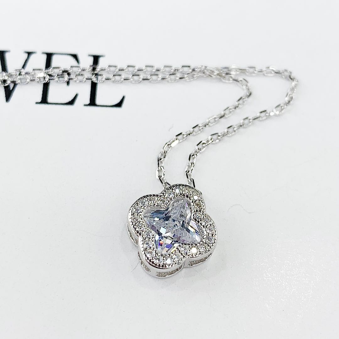 The s925 silver micro-inlaid large zircon four-leaf clover necklace does not fade and does not cause allergies details Picture