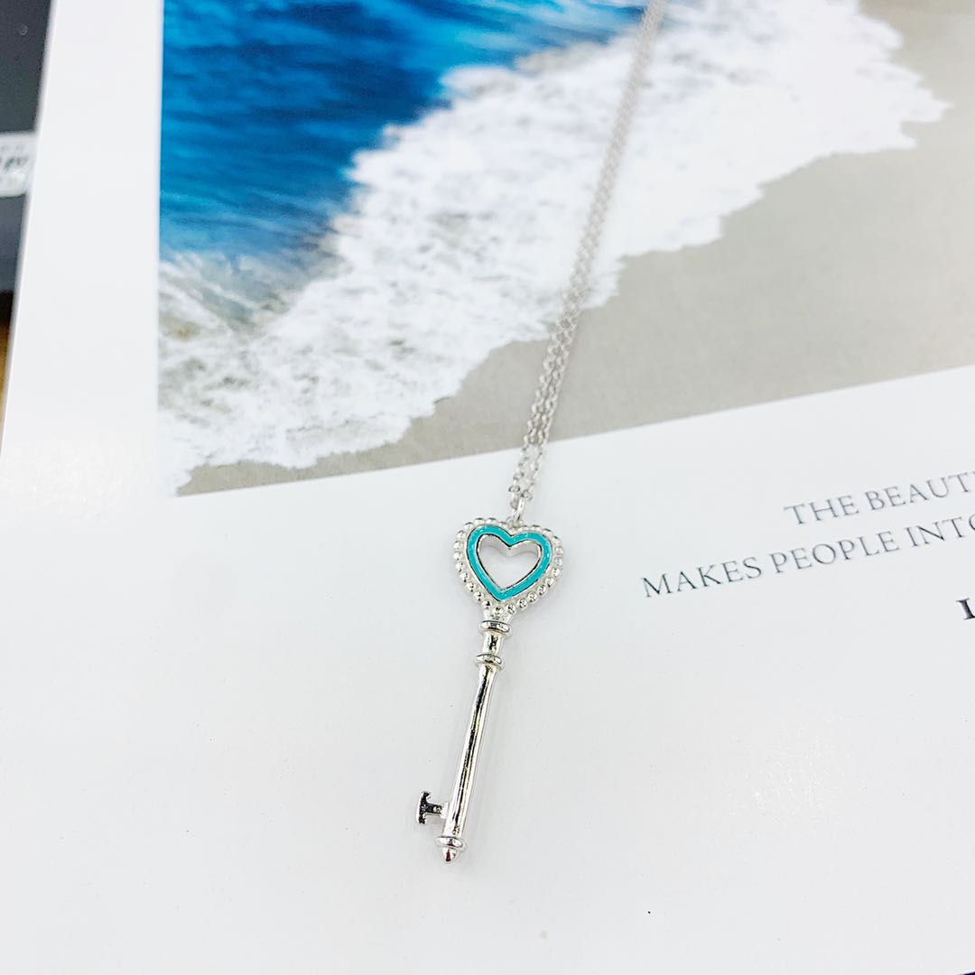 The s925 silver heart-shaped key features an oil-dripping process that does not fade or cause allergies Specification image