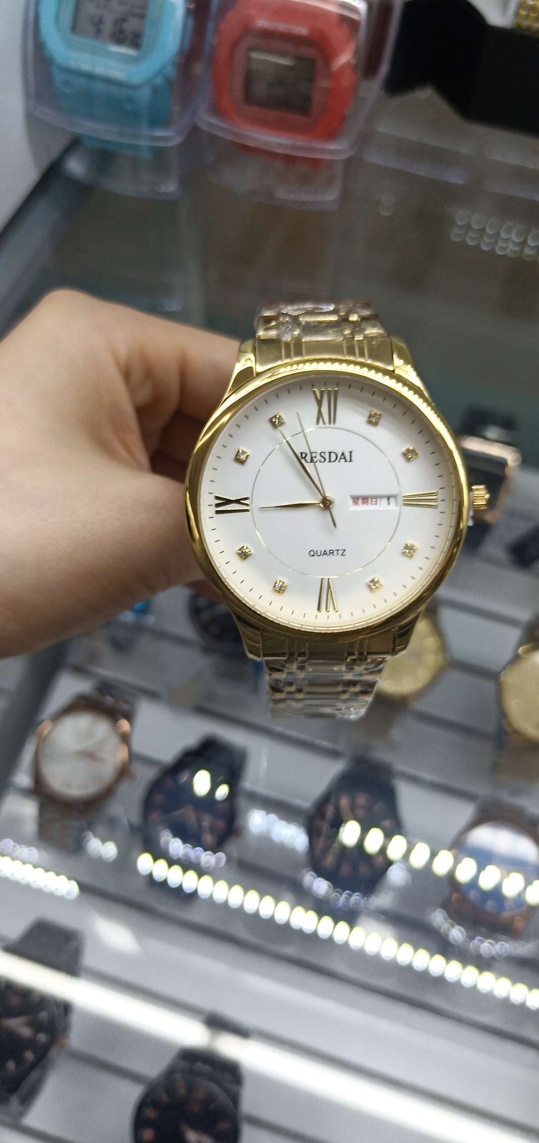 The Lesda diamond-encrusted yellow high-end chain watch is a bestseller. It features a multi-color Japanese movement and keeps accurate time details Picture