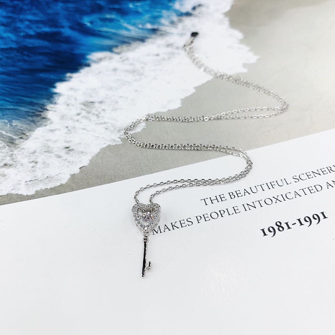 The s925 silver micro-encrusted full diamond dynamic key necklace does not fade and does not cause allergies undefined