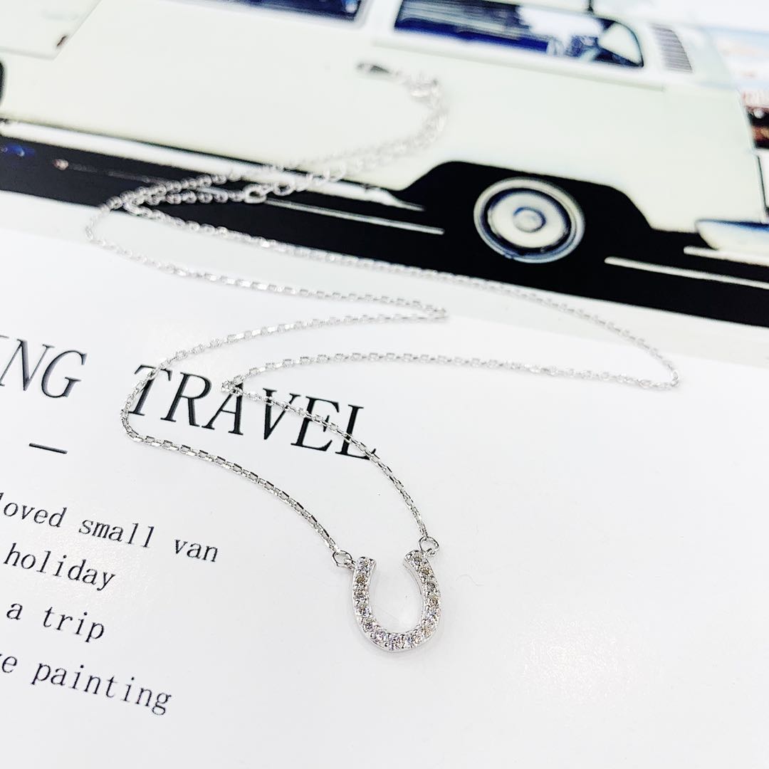 The s925 silver micro-inlaid diamond U-shaped necklace does not fade and does not cause allergies