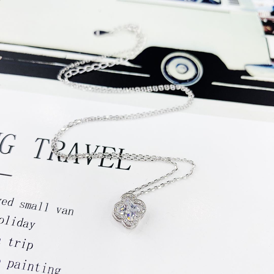 The s925 silver micro-inlaid large zircon four-leaf clover necklace does not fade and does not cause allergies