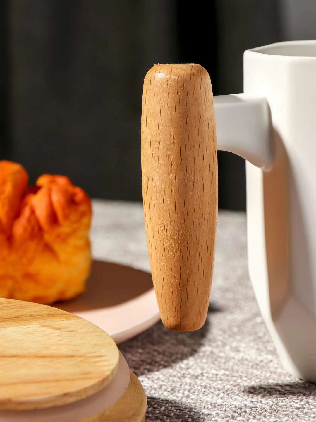 SJ1363-1 428ml White matte glazed porcelain wooden lid leak-proof silicone with wooden handle Ceramic cup Bone China Item Picture
