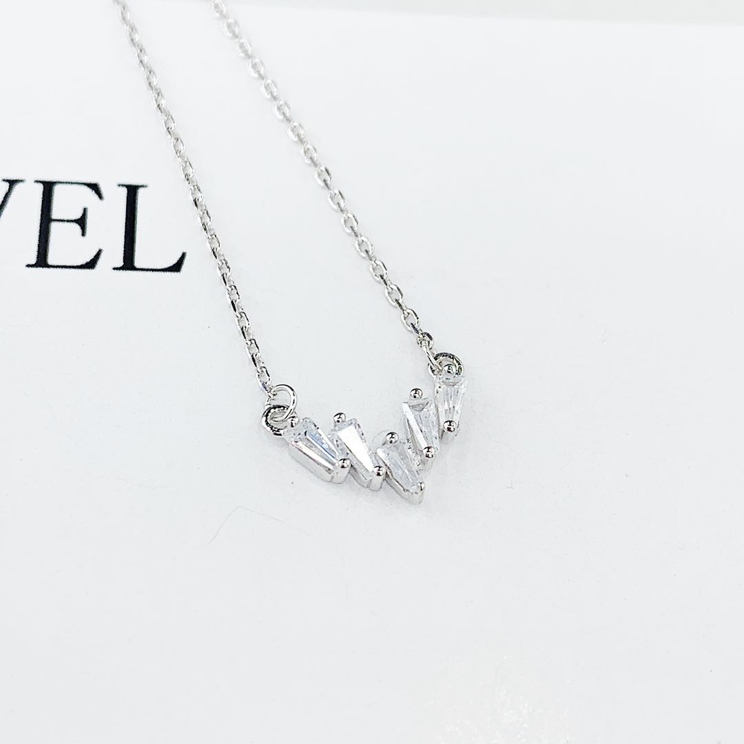 This is a 925 silver micro-inlaid diamond square large zircon V-shaped necklace that does not fade and does not cause allergies undefined
