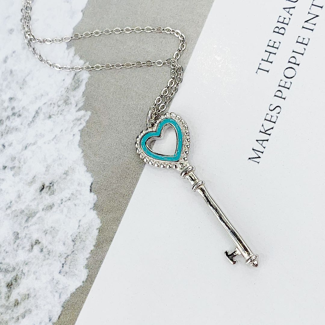 The s925 silver heart-shaped key features an oil-dripping process that does not fade or cause allergies Item Picture