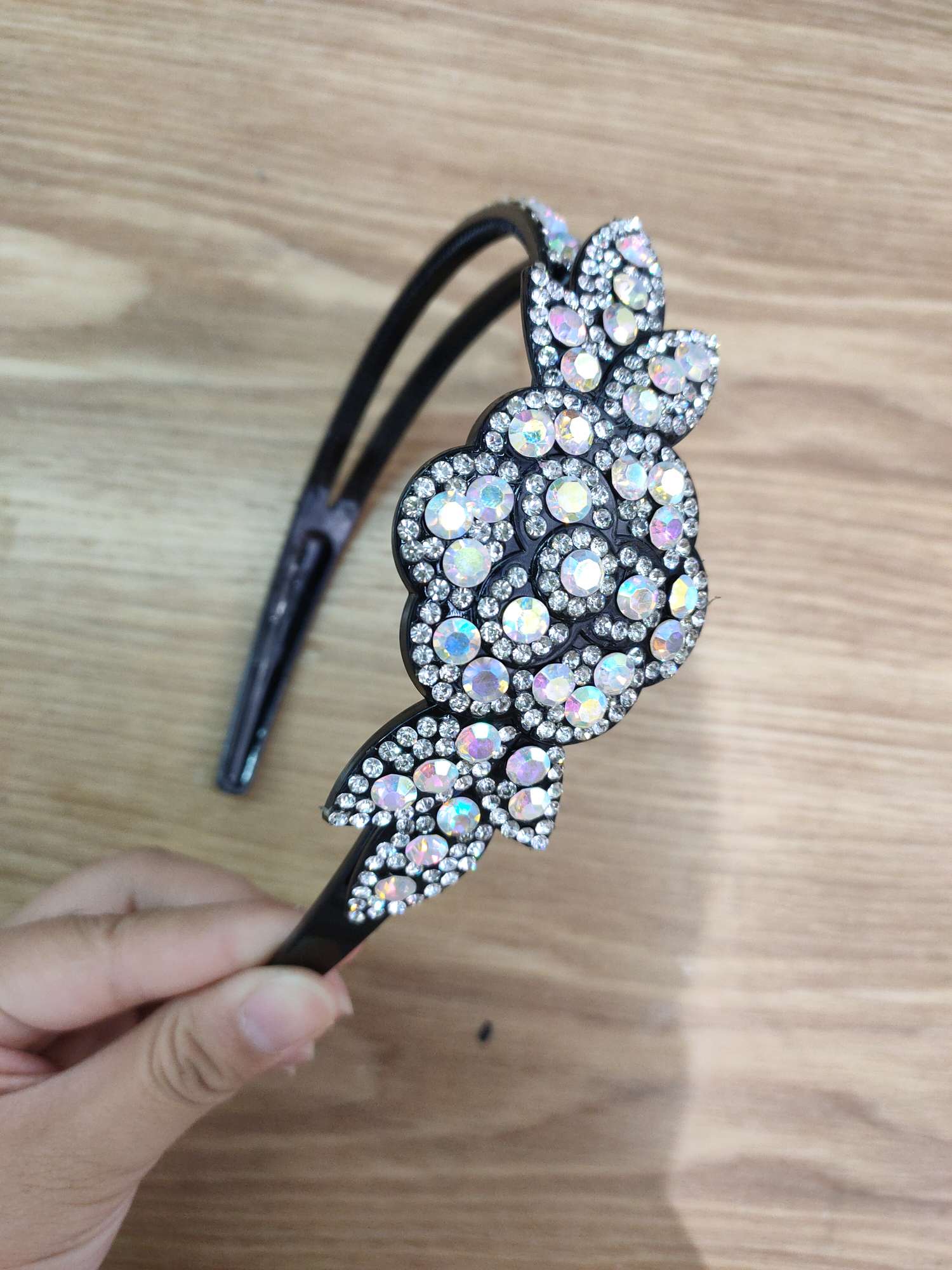 Crystal Female Head Buckle Two Rows Separate Large Flower Rhinestone White With Teeth Non-Slip Plastic Bottom Headband For Adults Item Picture