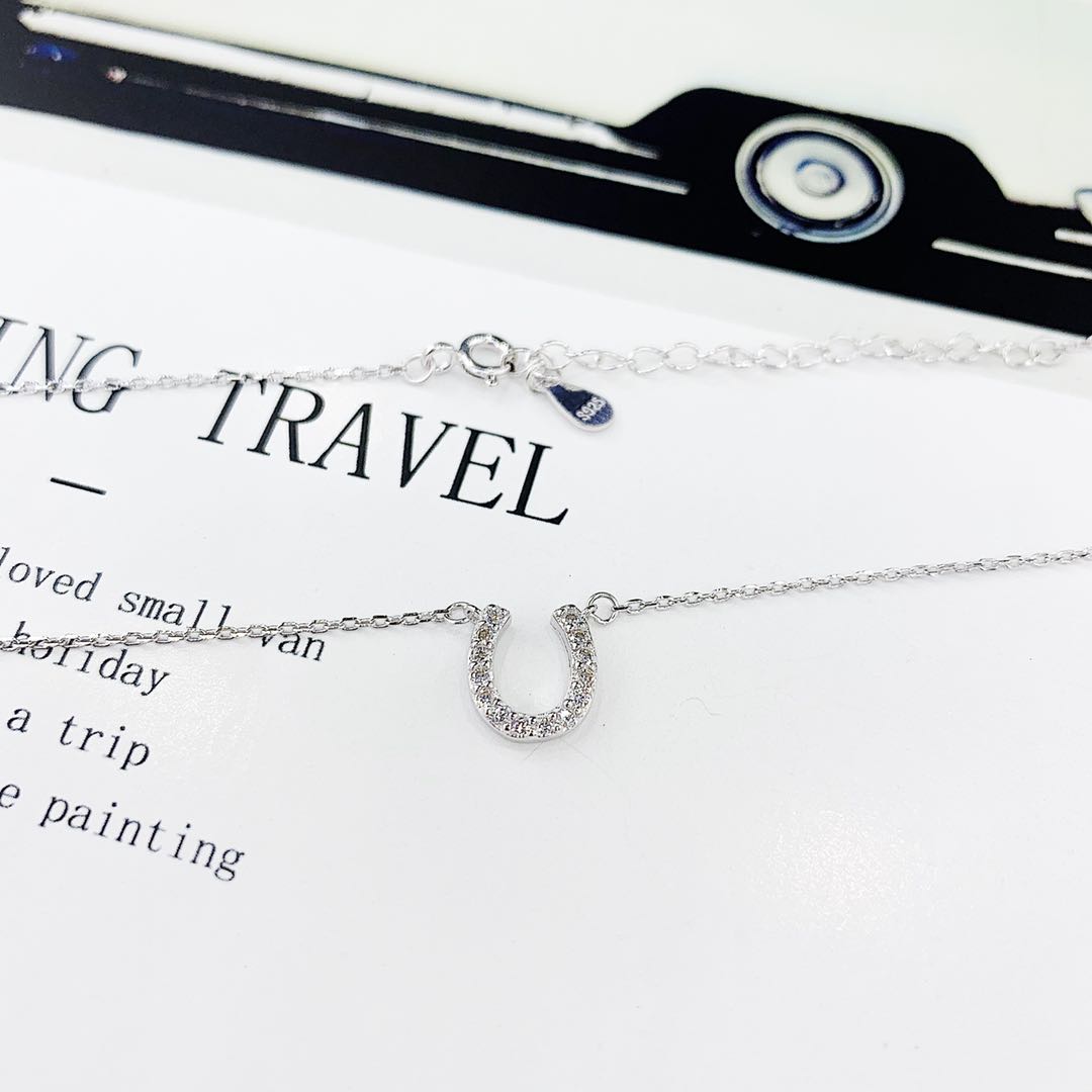 The s925 silver micro-inlaid diamond U-shaped necklace does not fade and does not cause allergies Application Scenario