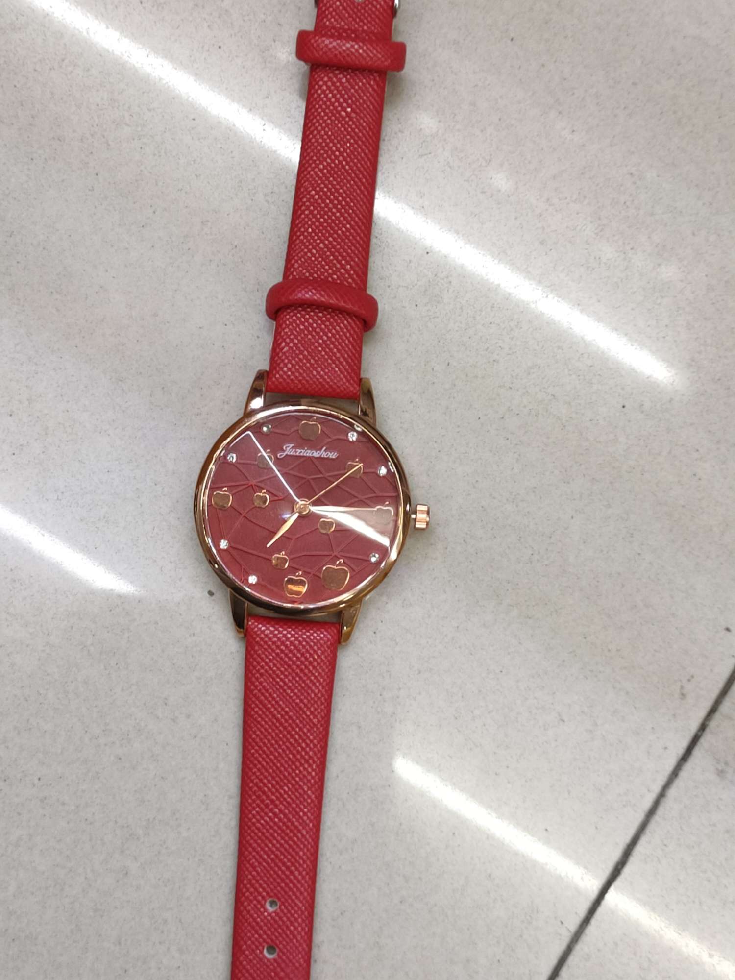 红色苹果皮带手表