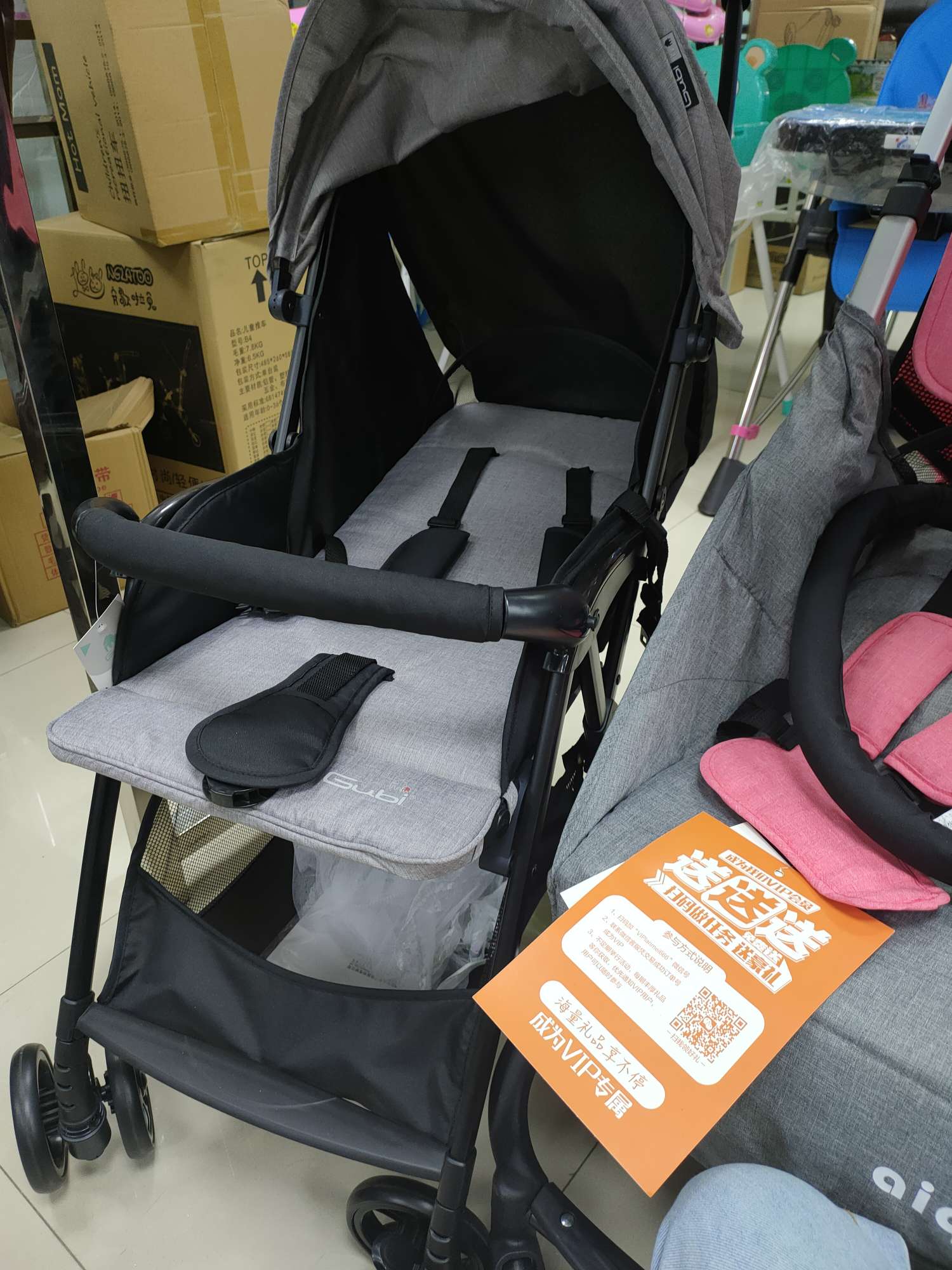 简约浅色小推车