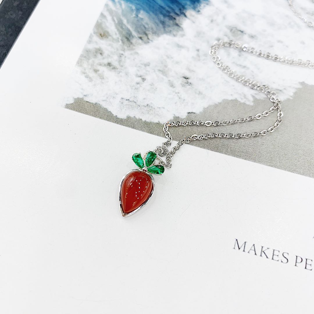 The s925 silver-red agate and zircon radish necklace does not fade and does not cause allergies