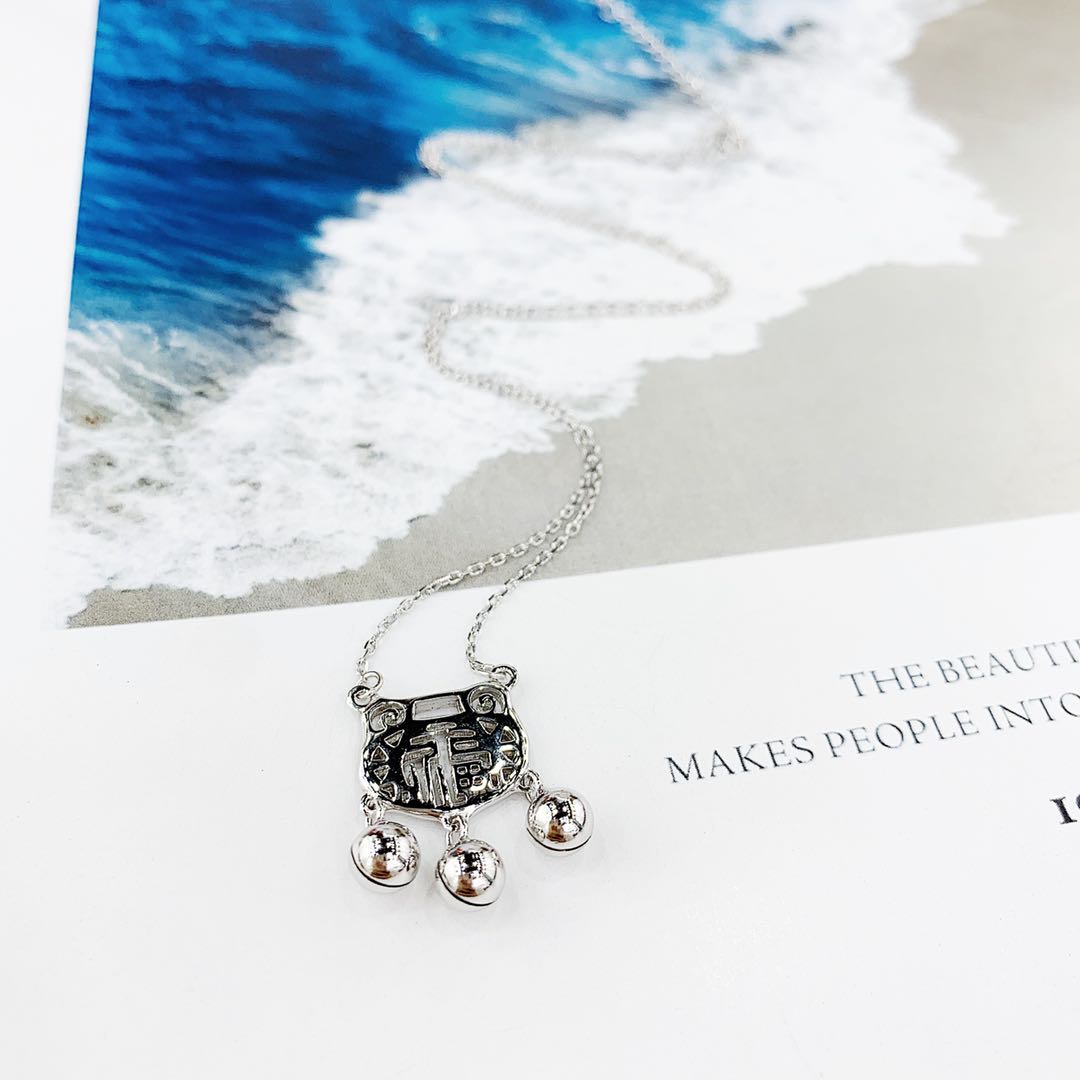 The s925 silver "Fu" character lock with bell pendant necklace does not fade and does not cause allergies undefined