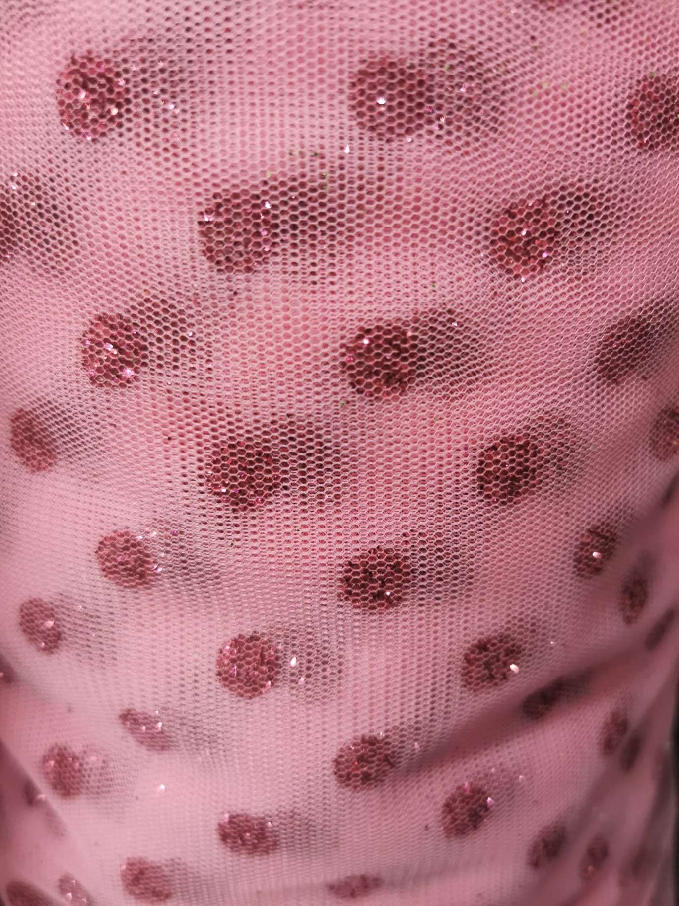 规则大点网纱公主裙头饰服装背景图片梅红