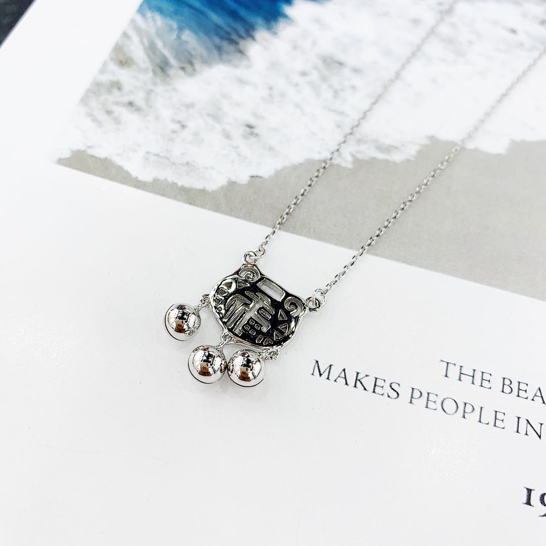 The s925 silver "Fu" character lock with bell pendant necklace does not fade and does not cause allergies Application Scenario