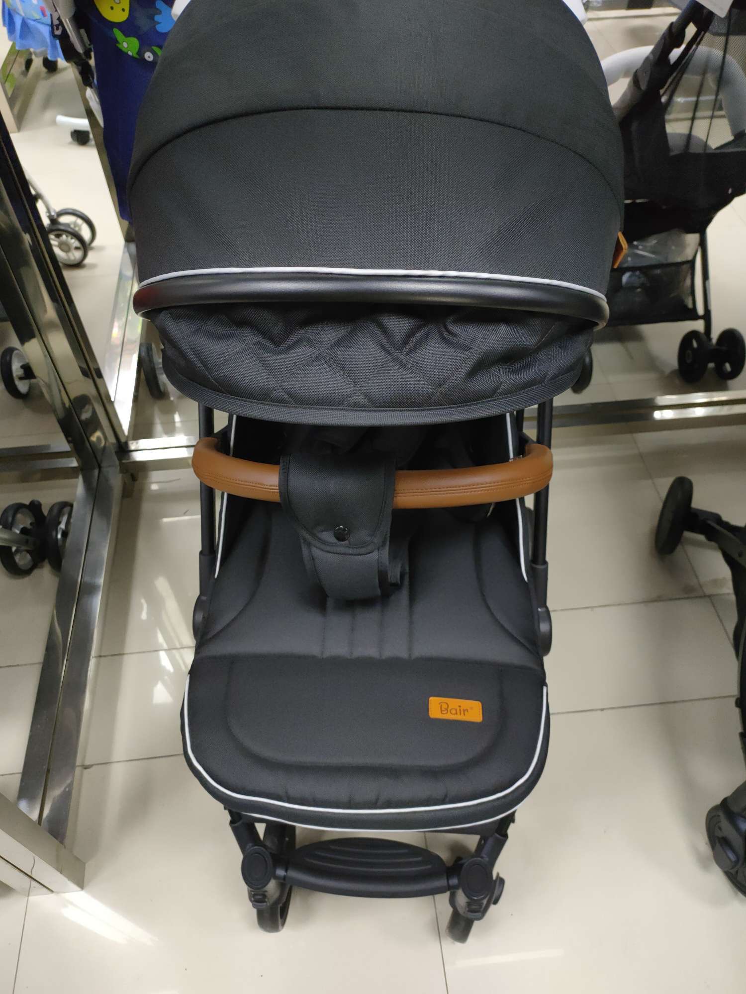 高档黑色婴儿车