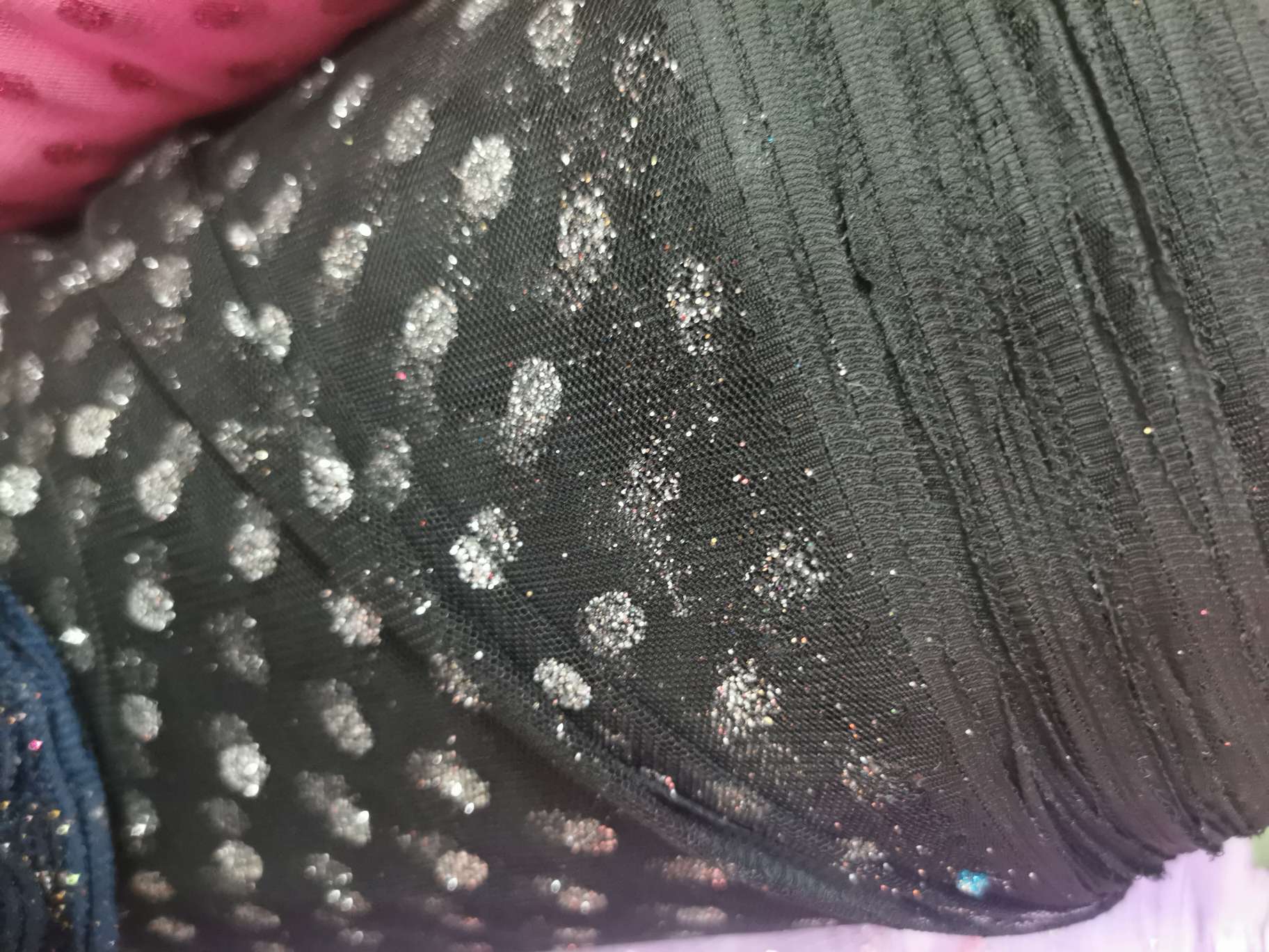 规则大点网纱公主裙头饰服装背景图片黑