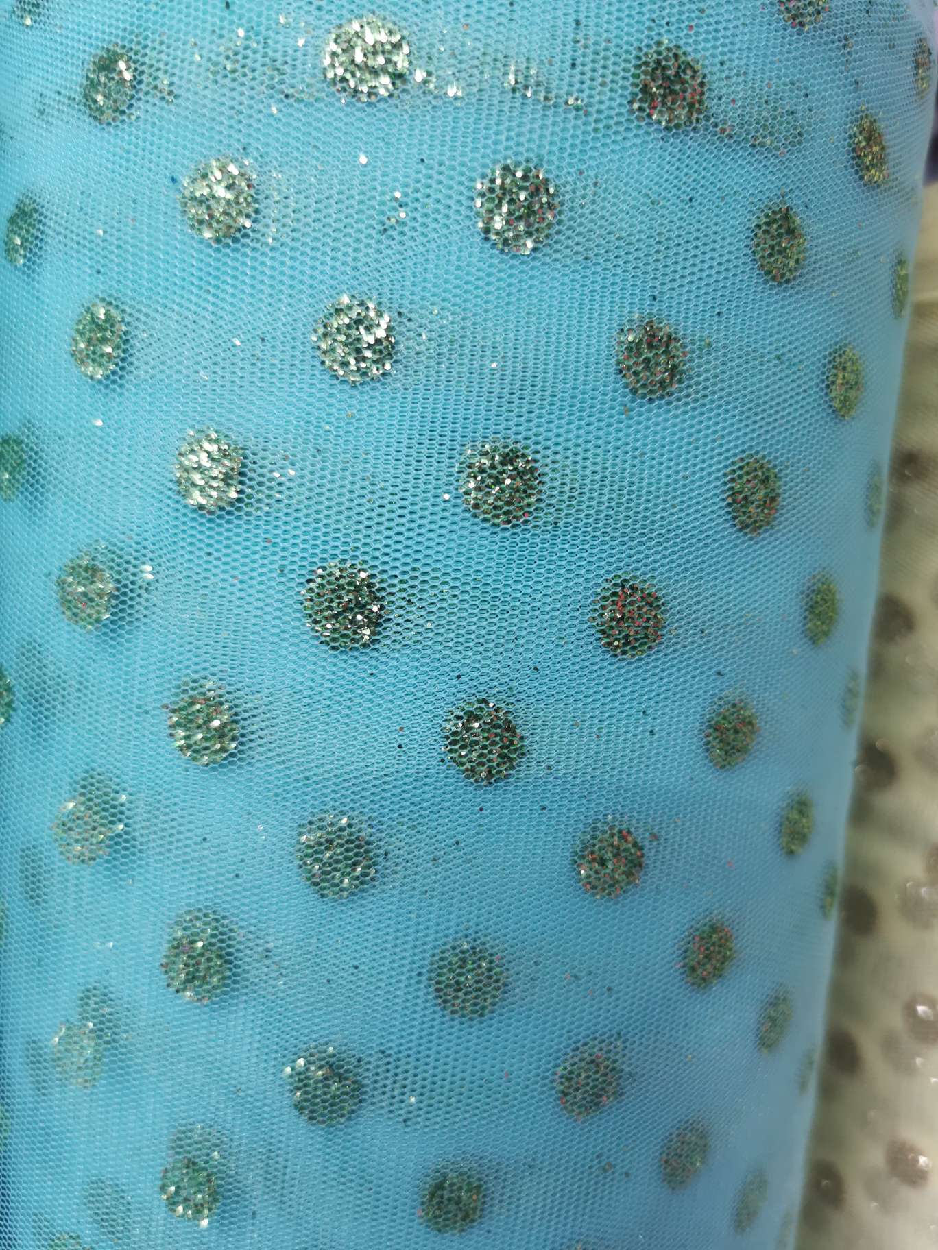 规则大点网纱公主裙头饰服装背景图片兰绿