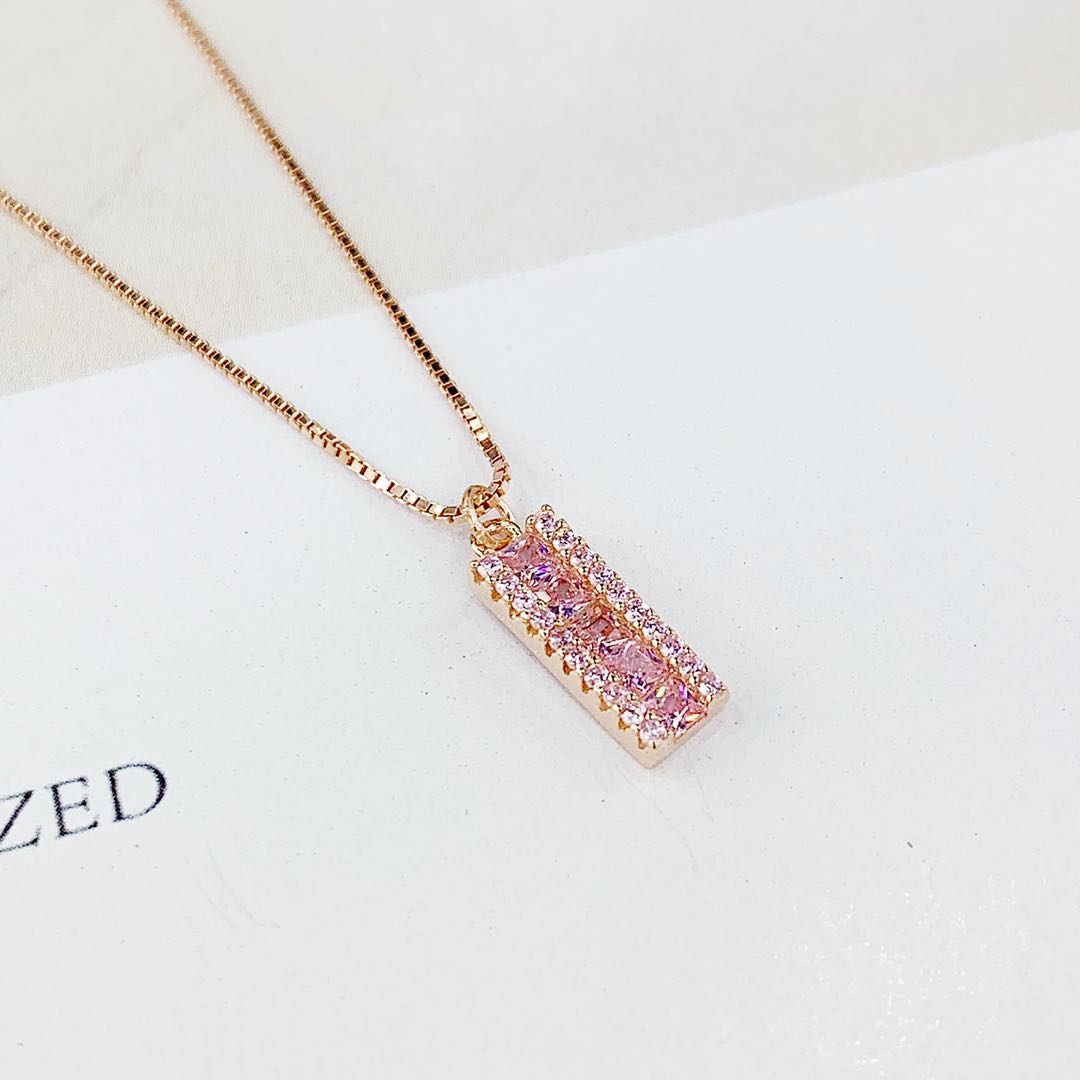 The s925 silver micro-inlaid diamond pink large zircon rectangular necklace is not allergenic undefined
