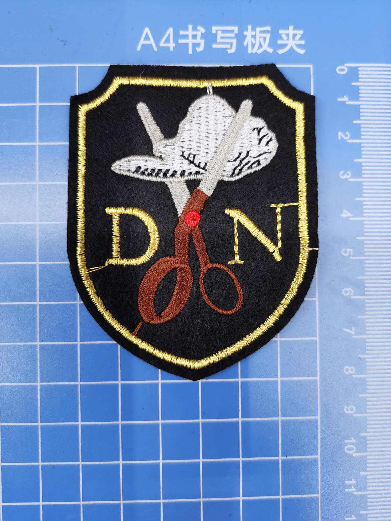 Computer-embroidered fabric sticker DN
