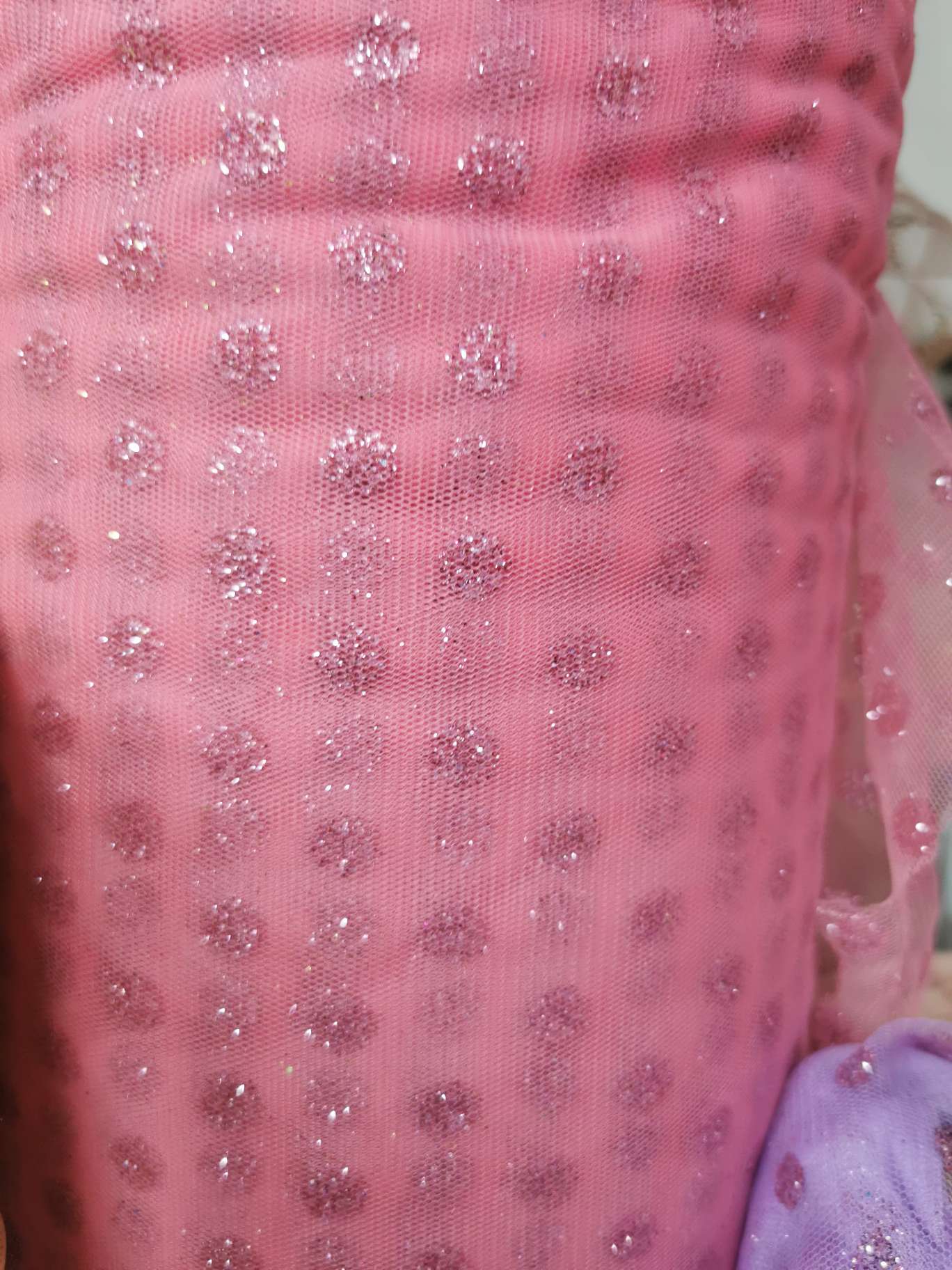 规则大点网纱公主裙头饰服装背景图片西瓜红