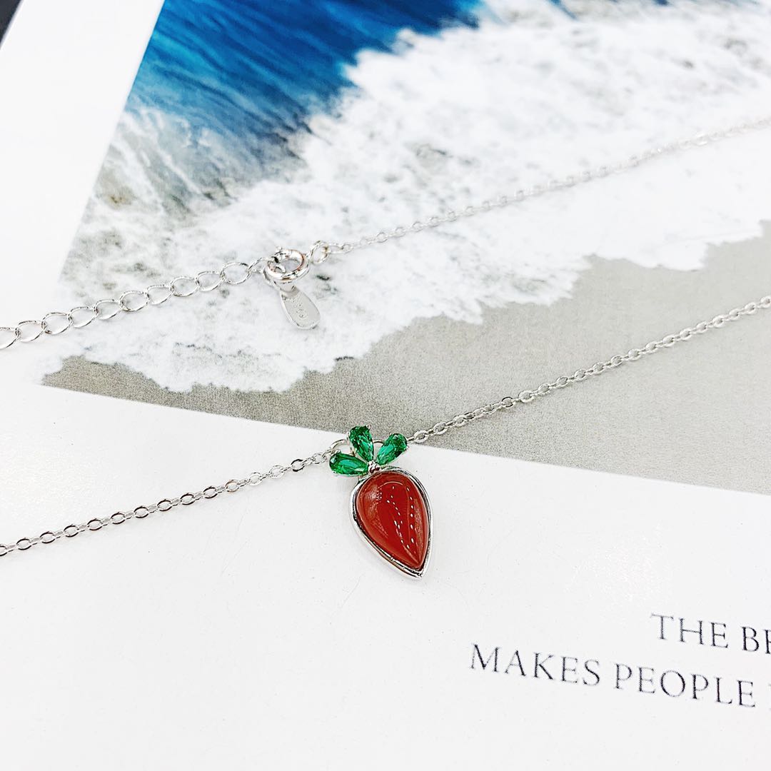 The s925 silver-red agate and zircon radish necklace does not fade and does not cause allergies Application Scenario