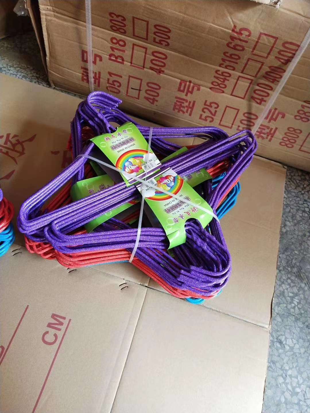 厂家批发浸塑衣架 晾衣架家用成人加粗衣架 衣服架子日用百货