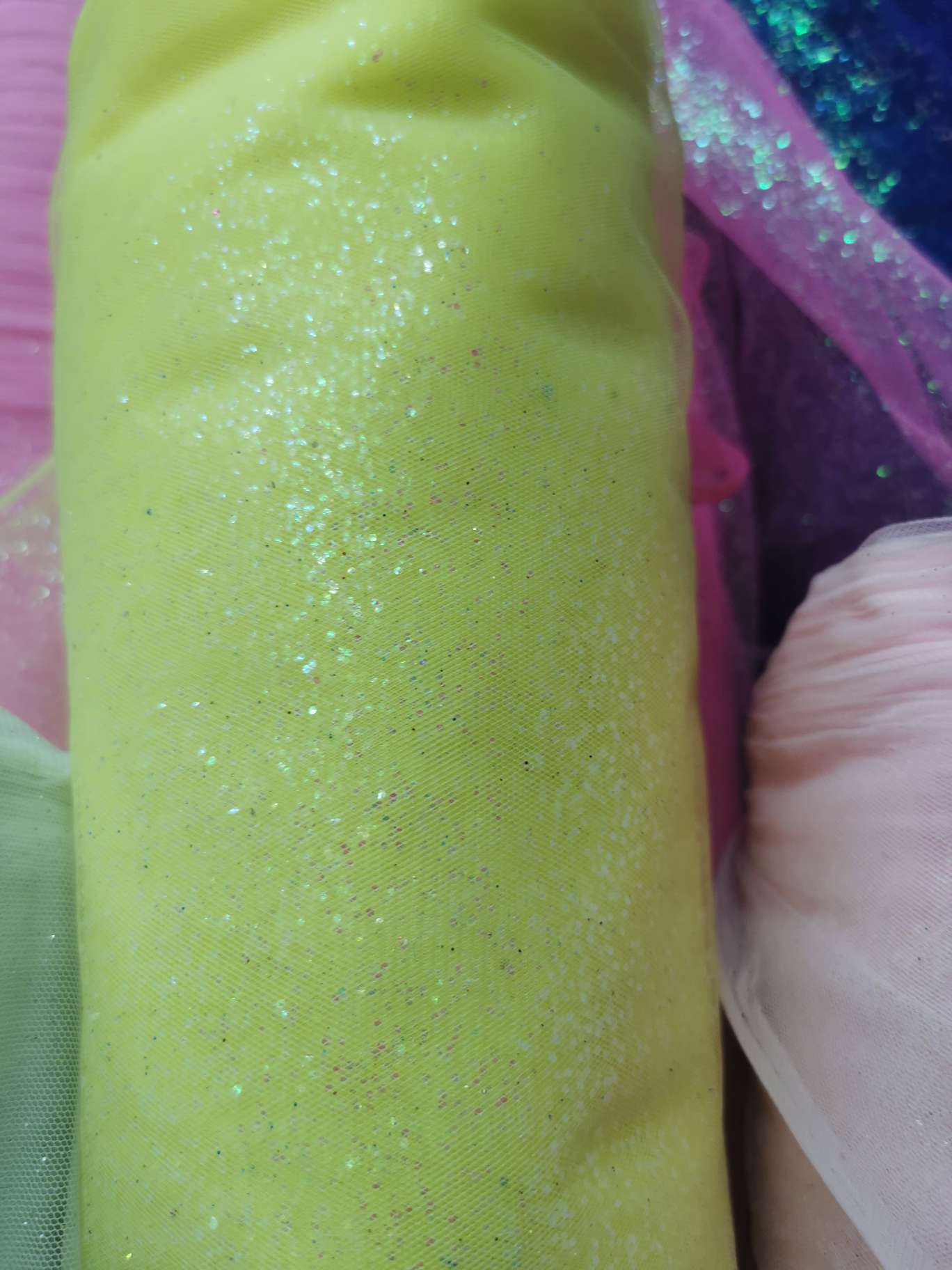 七彩亮粉网纱公主裙头饰服装背景图片黄色