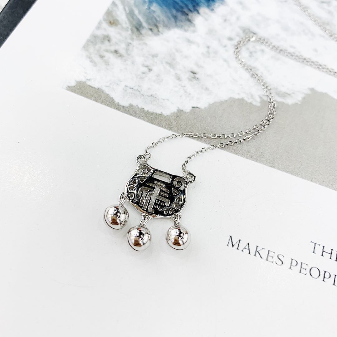 The s925 silver "Fu" character lock with bell pendant necklace does not fade and does not cause allergies details Picture