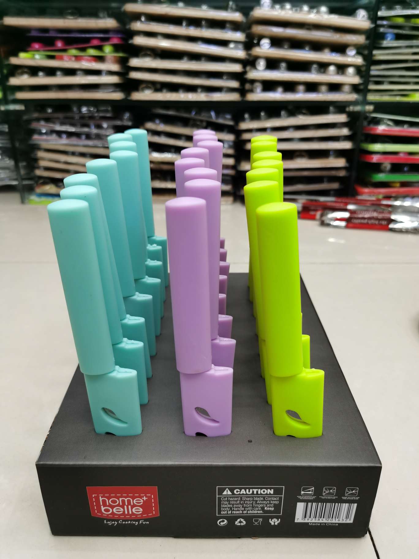 Xk-24 shows fruit knives with boxed knife sleeve