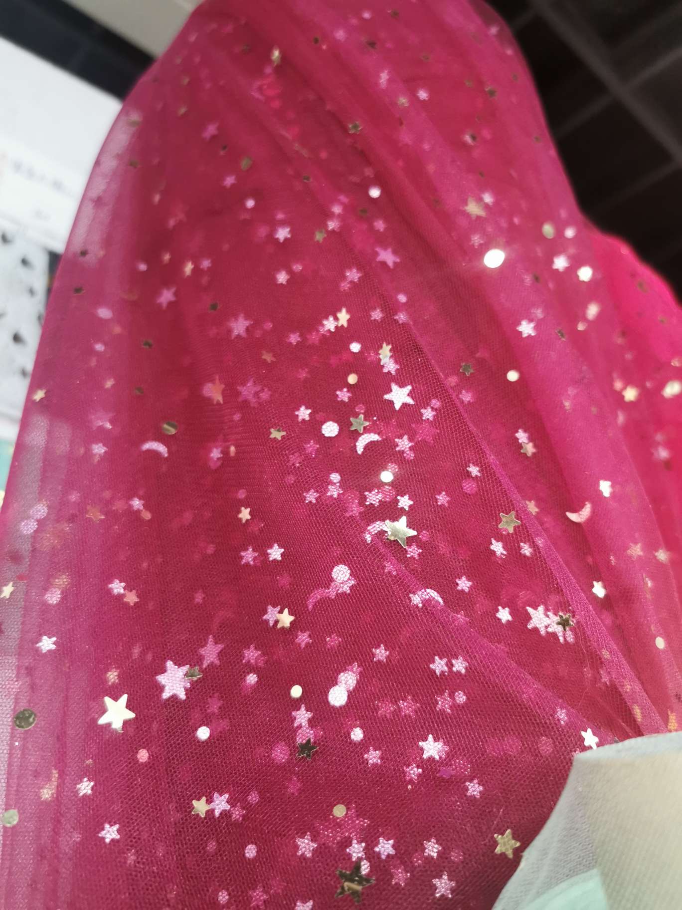 星星月亮太阳网纱公主裙头饰服装背景图片酒红