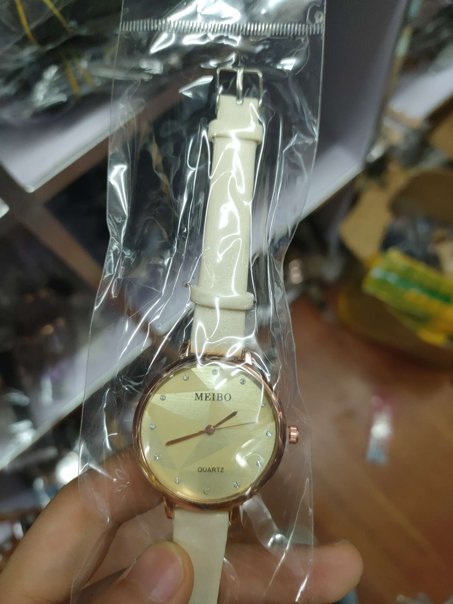 经典款白色皮带手表
