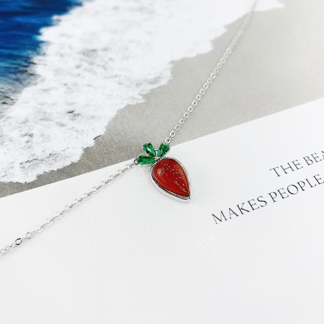 The s925 silver-red agate and zircon radish necklace does not fade and does not cause allergies undefined