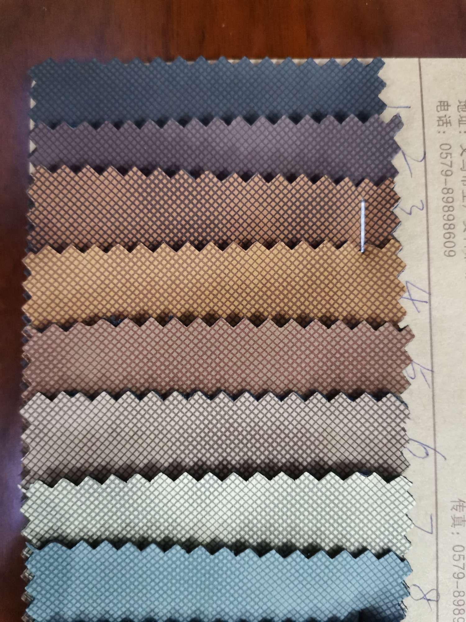 厂家直销热销新款  小田字1  PU皮革大量现货高中低档箱包沙发鞋材面料产品图
