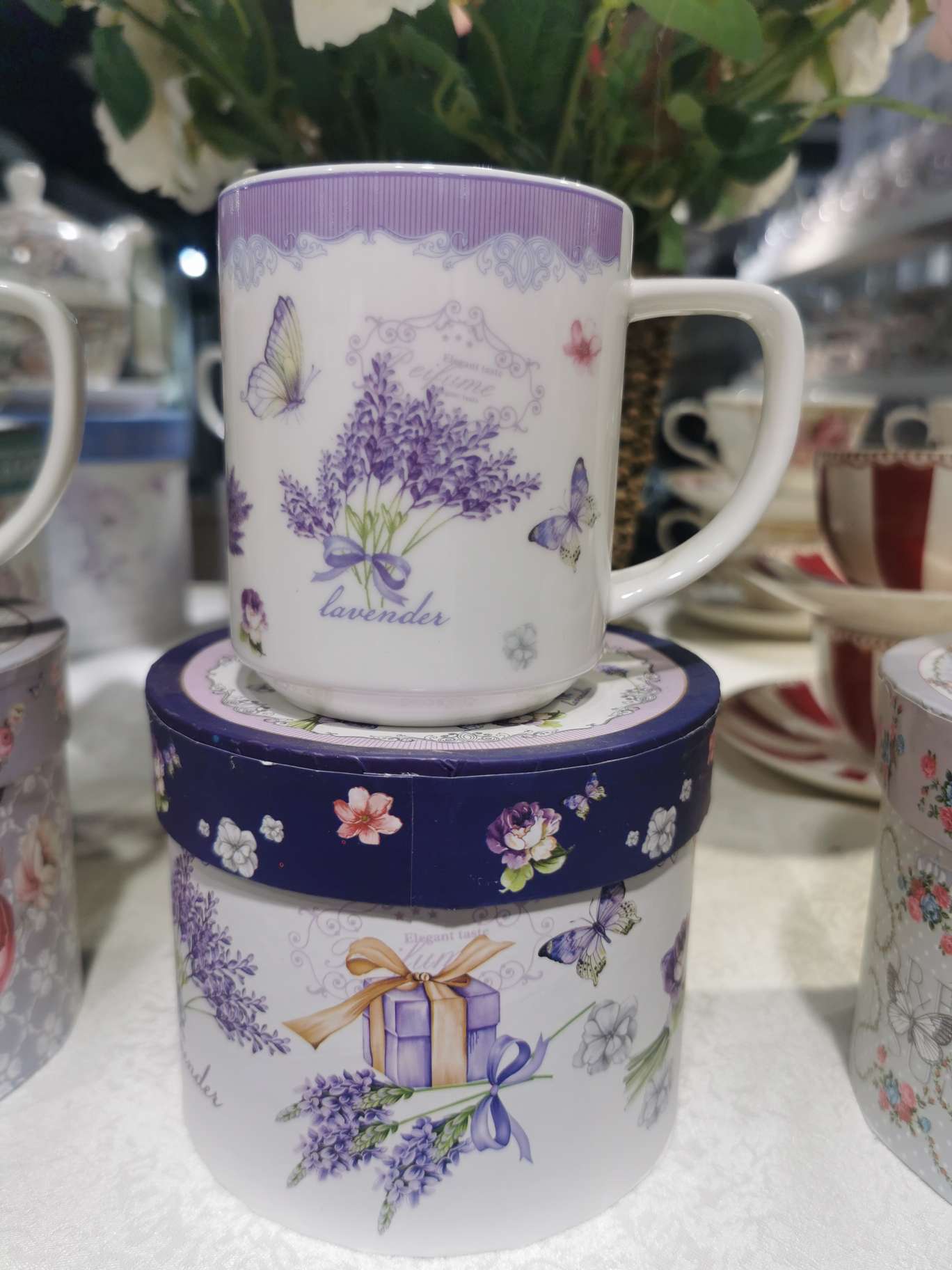 A gift box mug with a coffee spoon details Picture