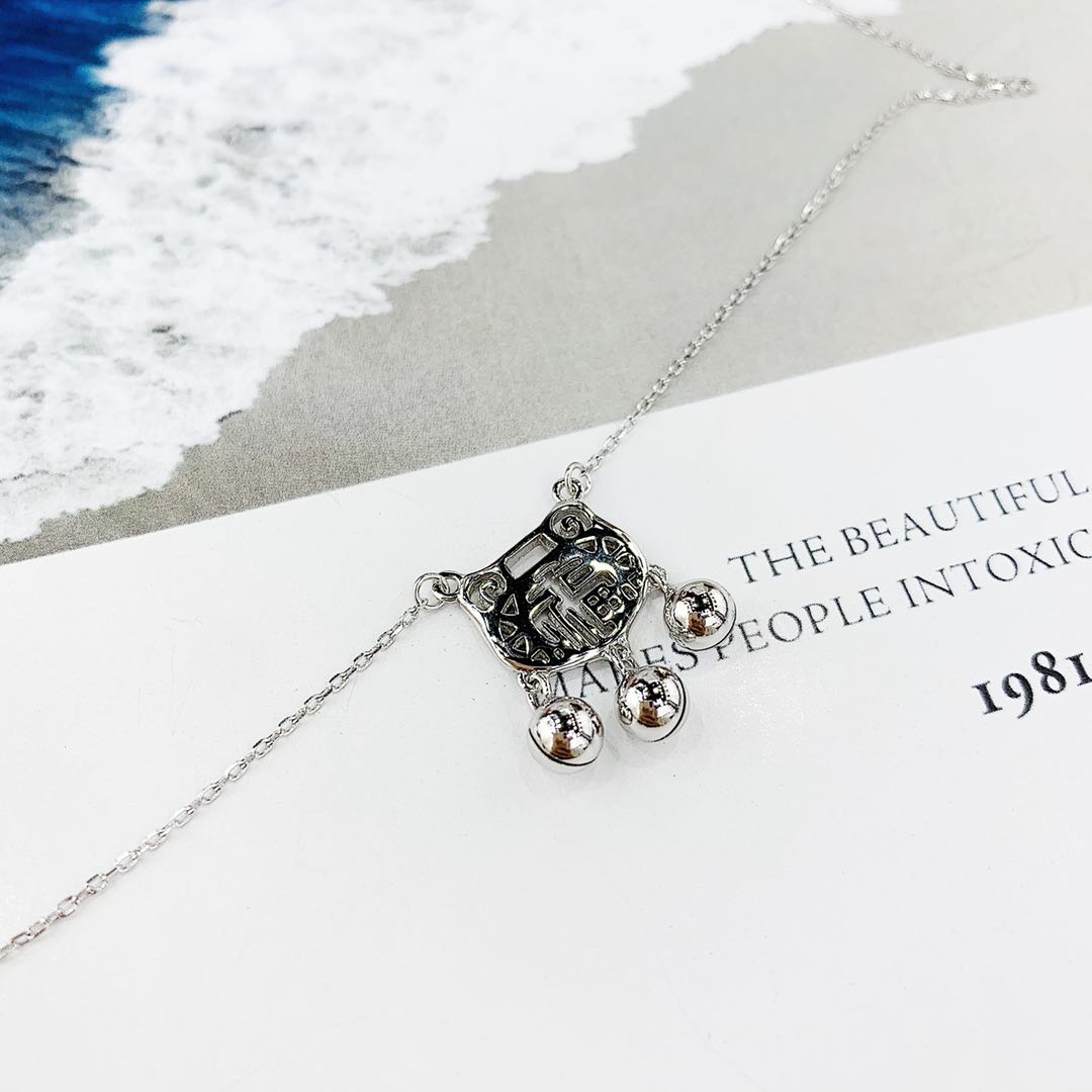The s925 silver "Fu" character lock with bell pendant necklace does not fade and does not cause allergies undefined