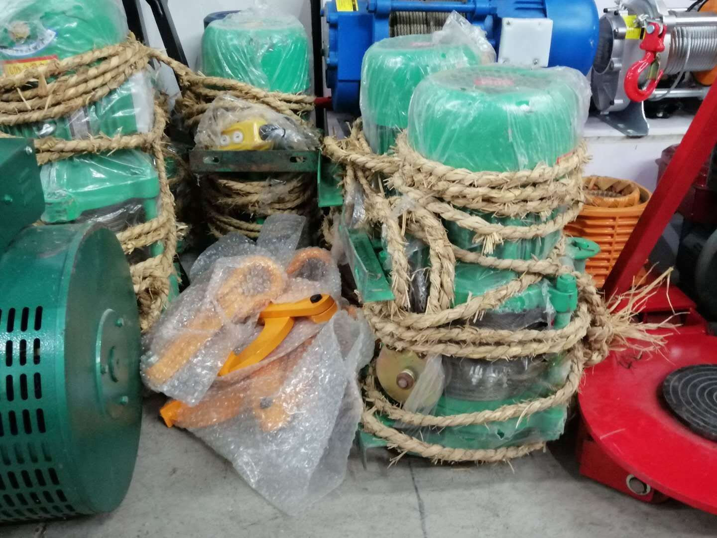 Three-phase electric hoist