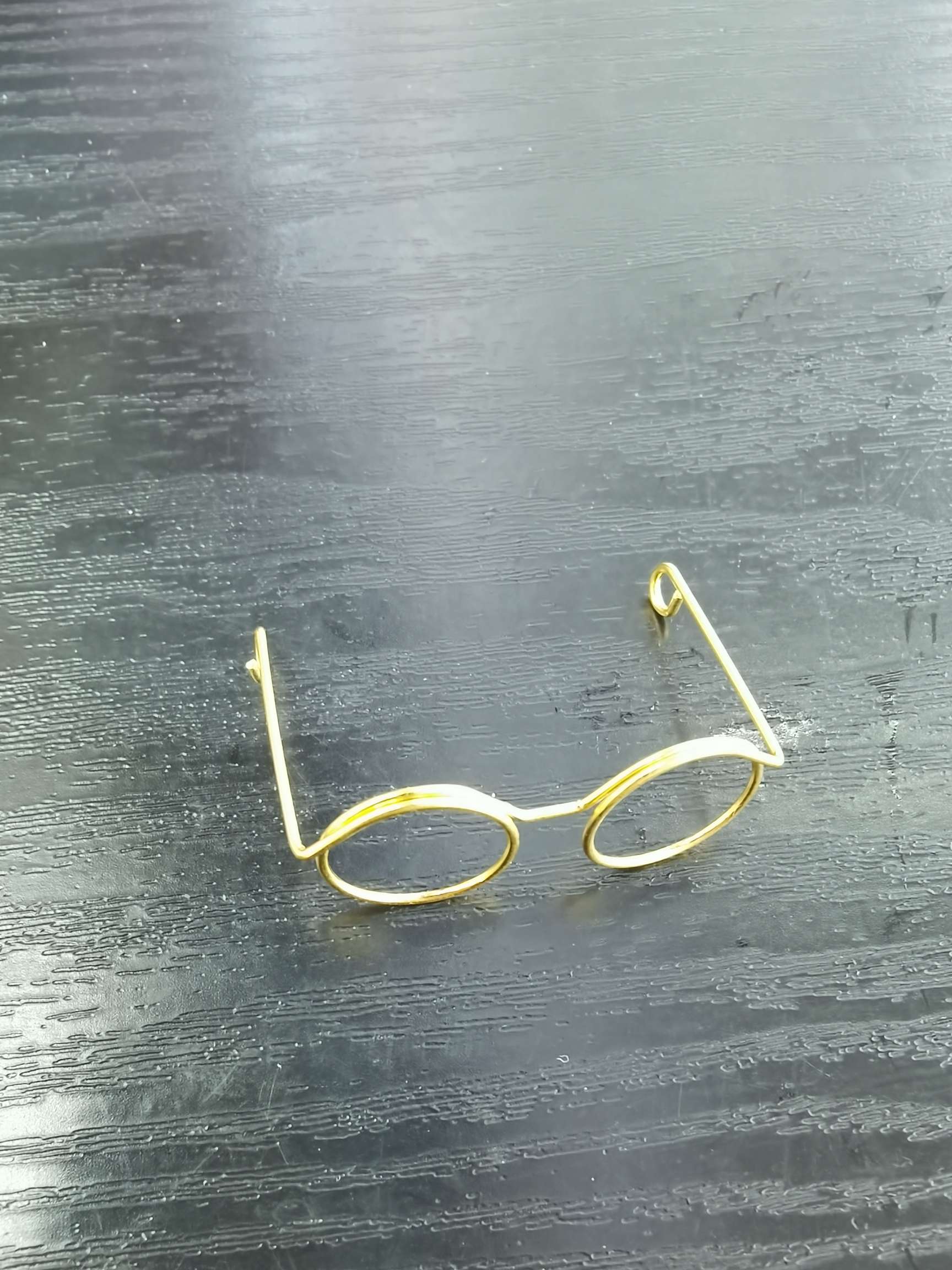 Wire glasses full figure