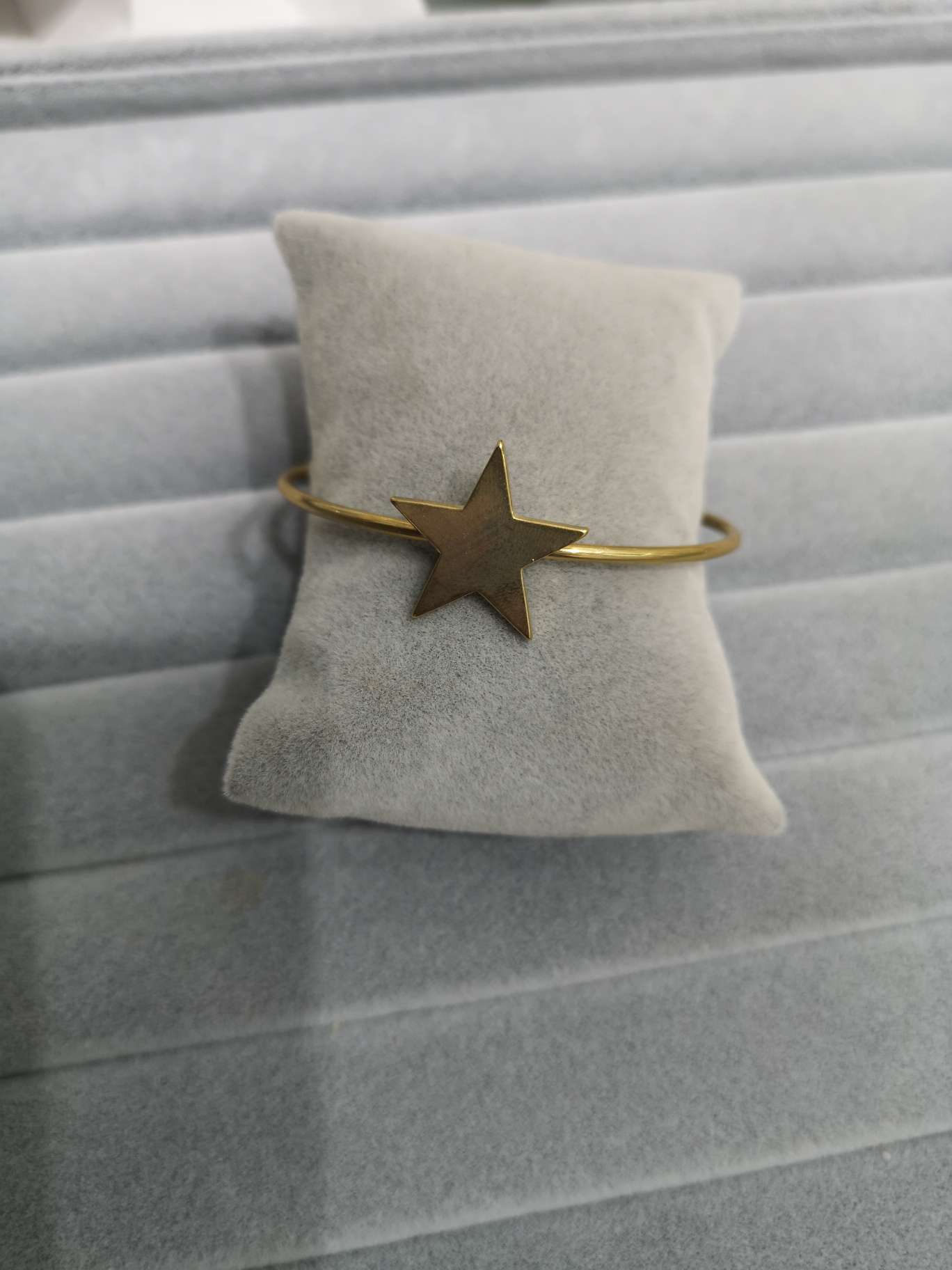 Fashionable open five-pointed star bracelet