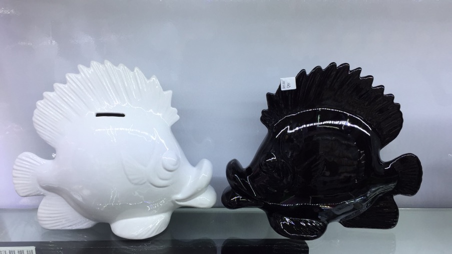 Simple black and white pair of kissing fish