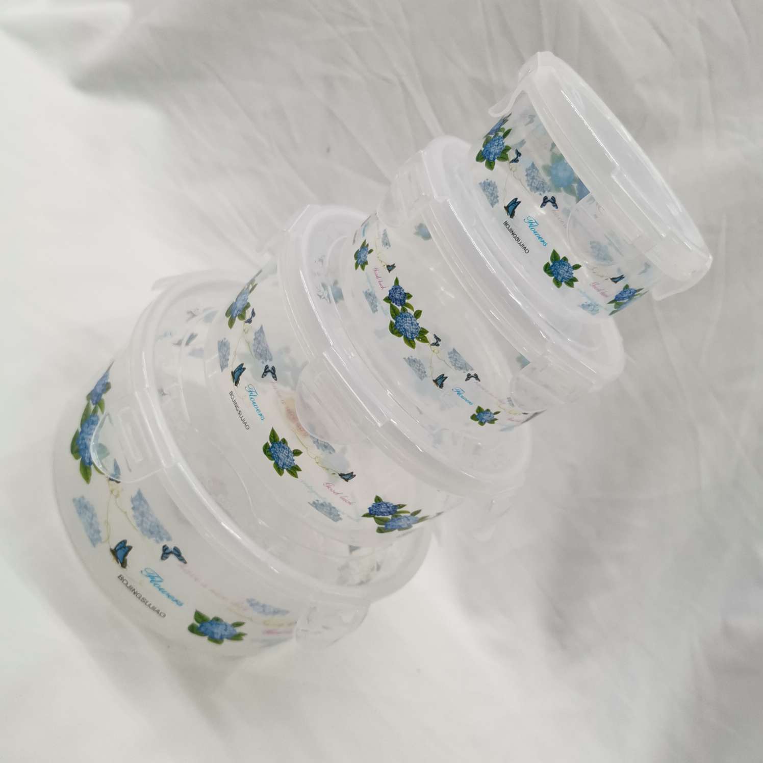 Circular tupperware with four translucent pieces