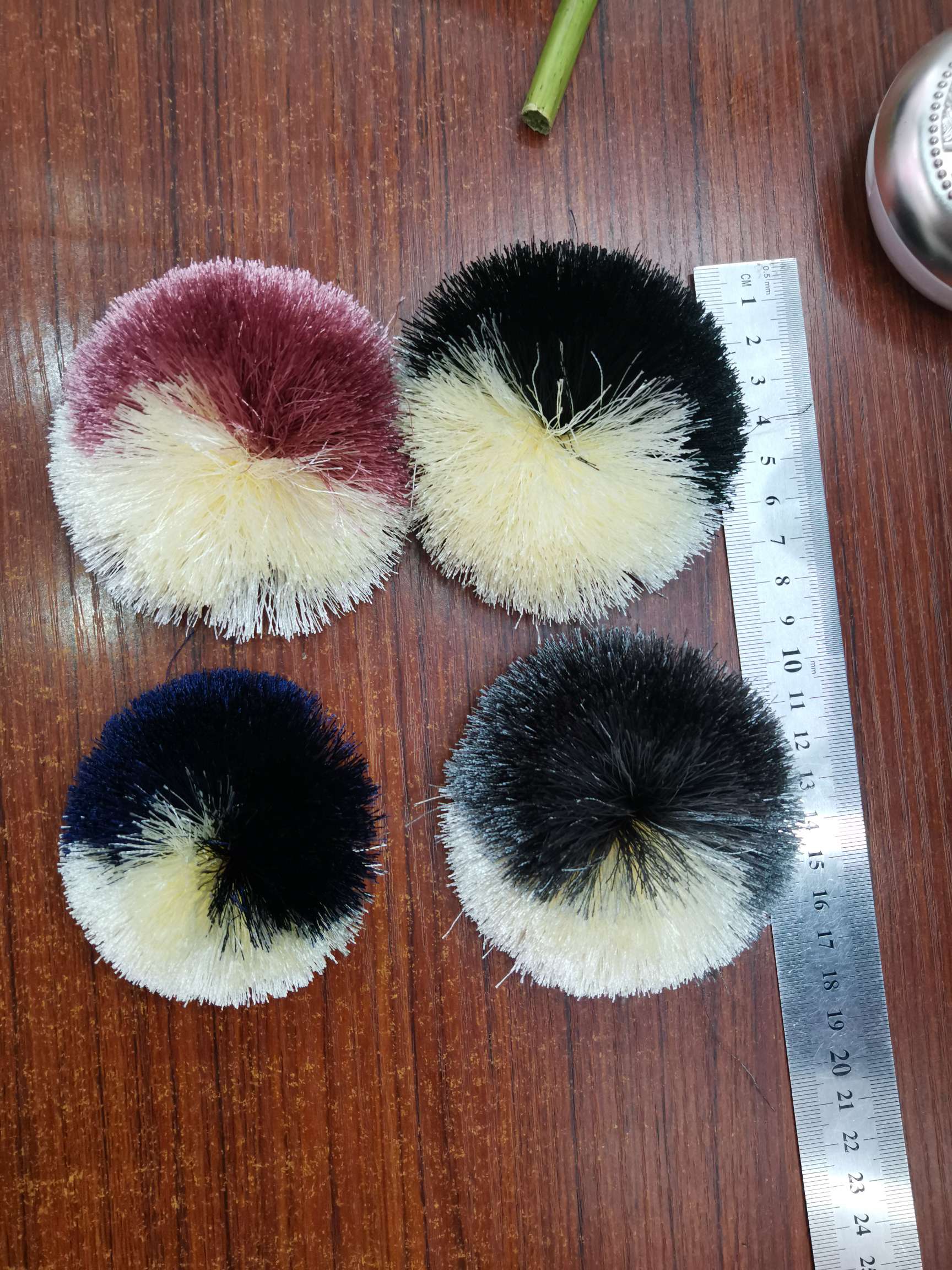 双色流苏球，鞋花，头饰，韩版服装服饰配件，外贸热销爆款白底实物图