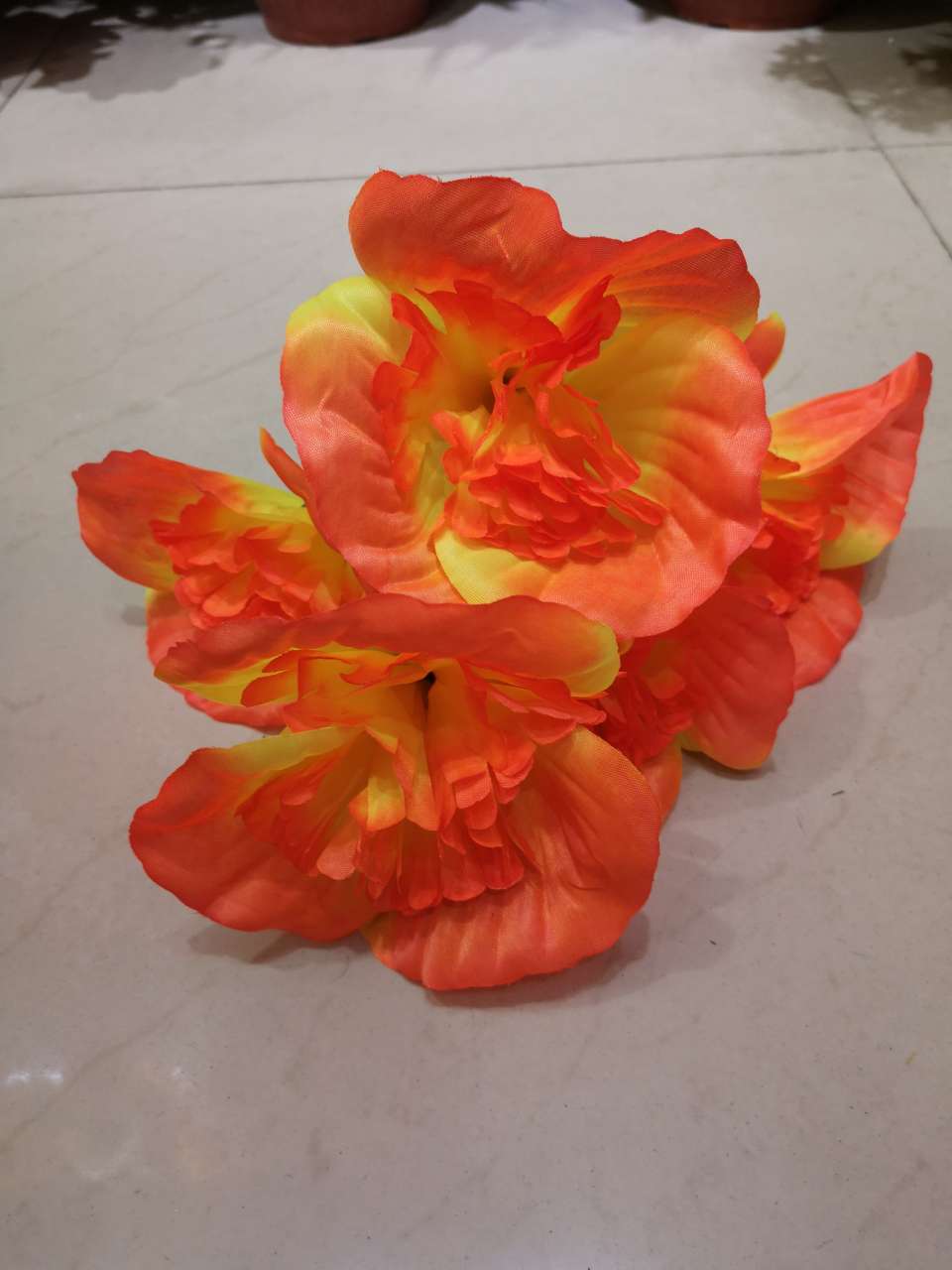 Five head of artificial flowers thumbnail
