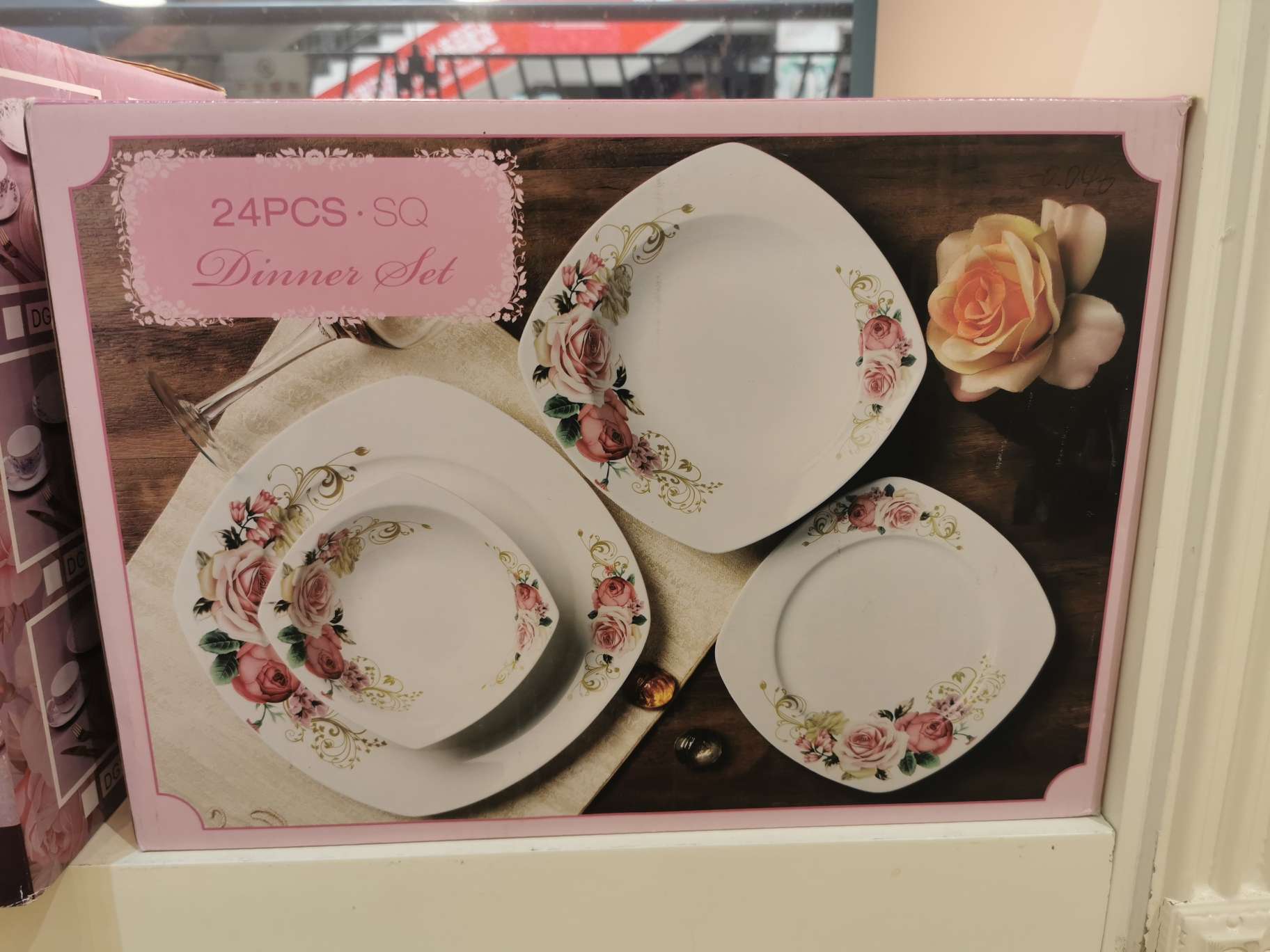 A 24-head square tableware set