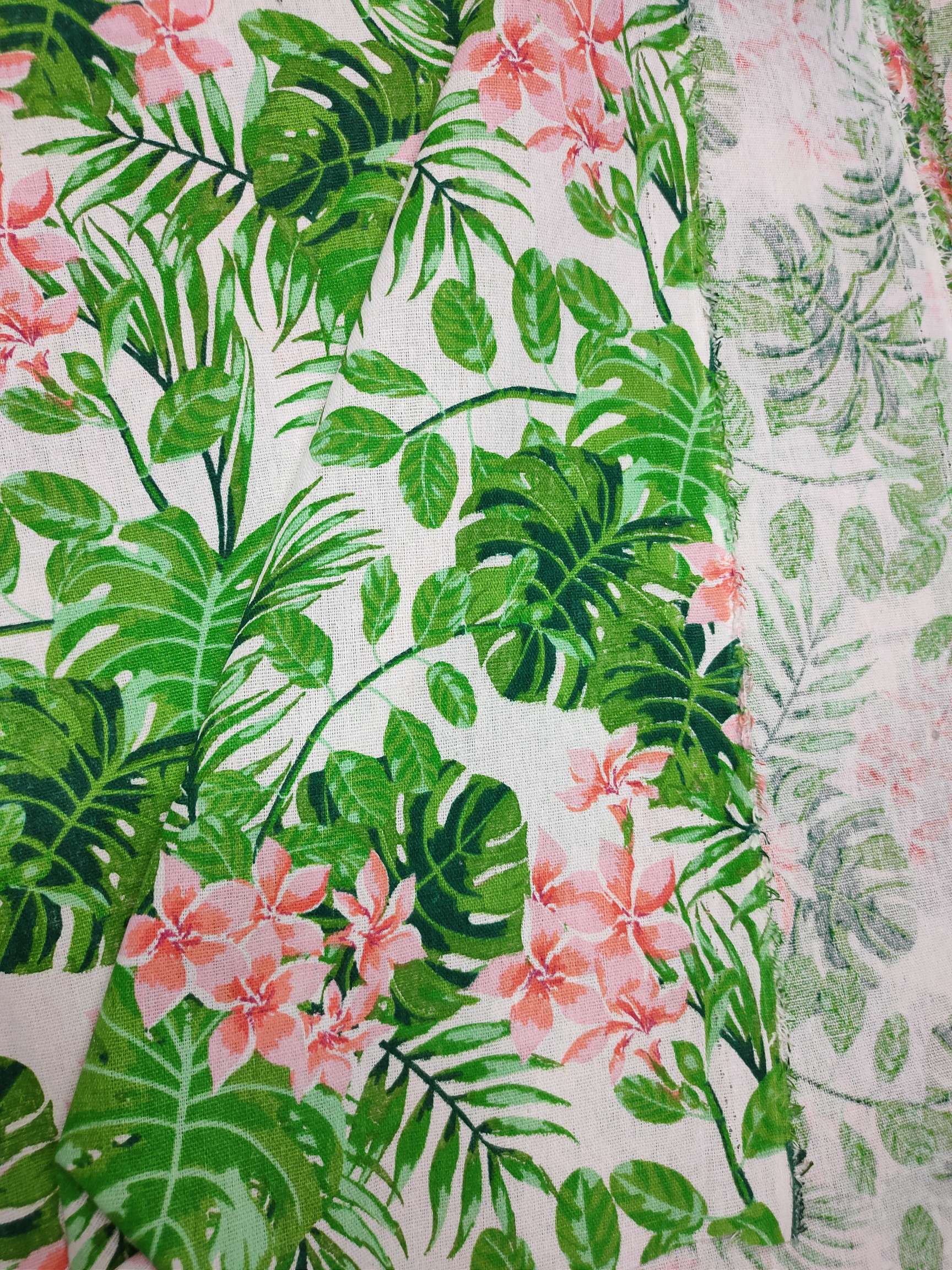 Cotton and linen printing, green large-leaf red flower