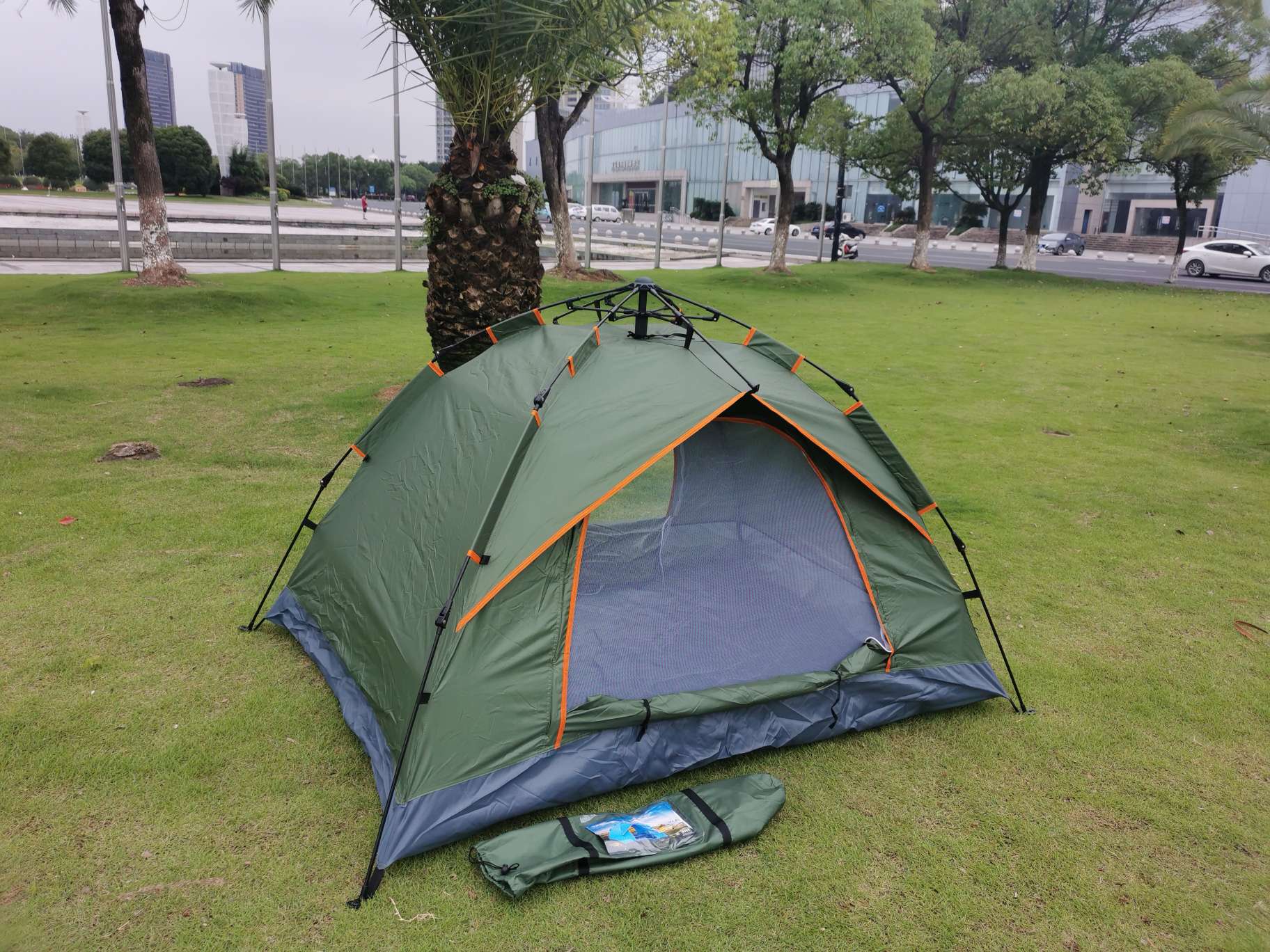 Outdoor fully automatic compression camping tent, double outdoor camping tent Application Scenario