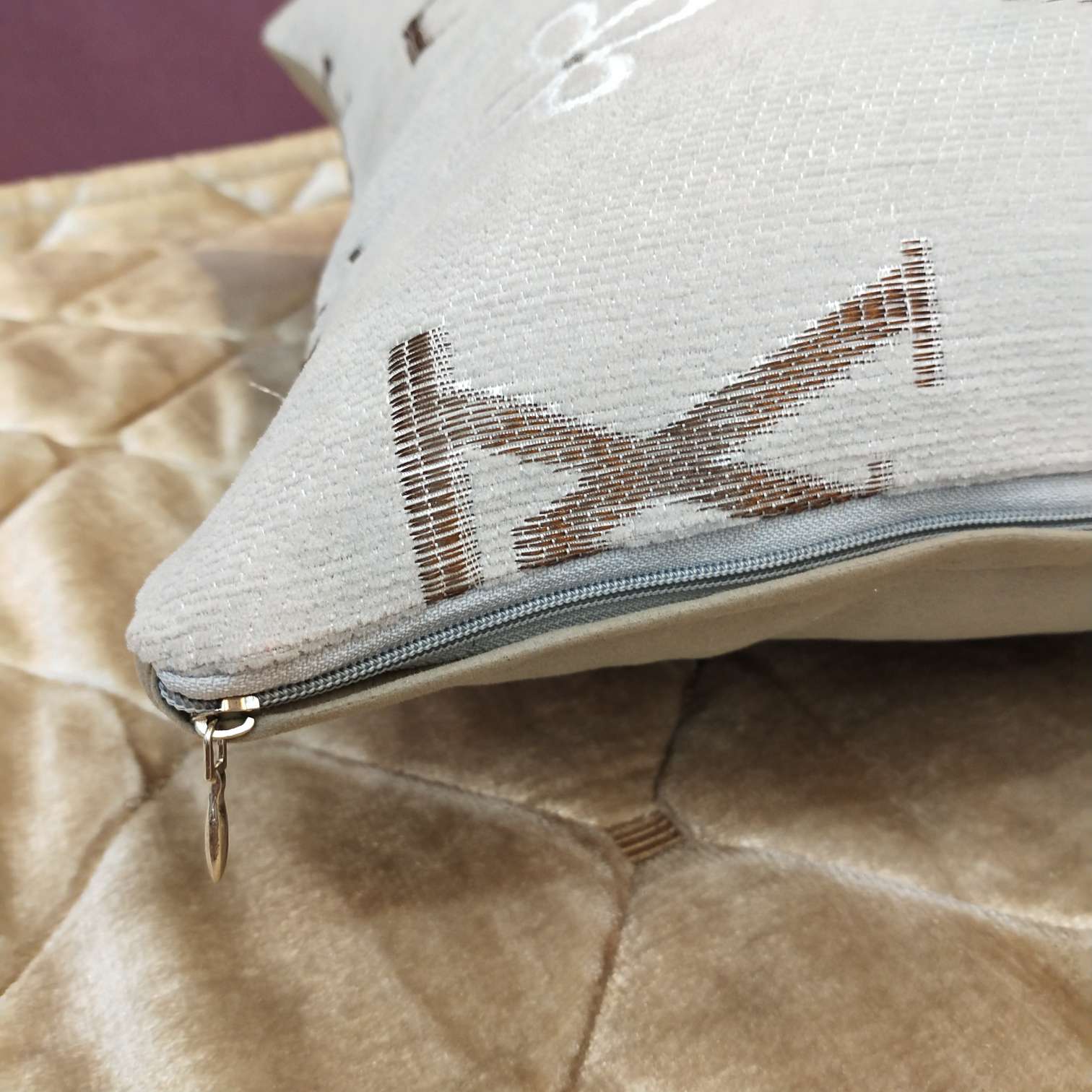Geometric, simple and modern sofa backrest, car throw pillow, office cushion Application Scenario