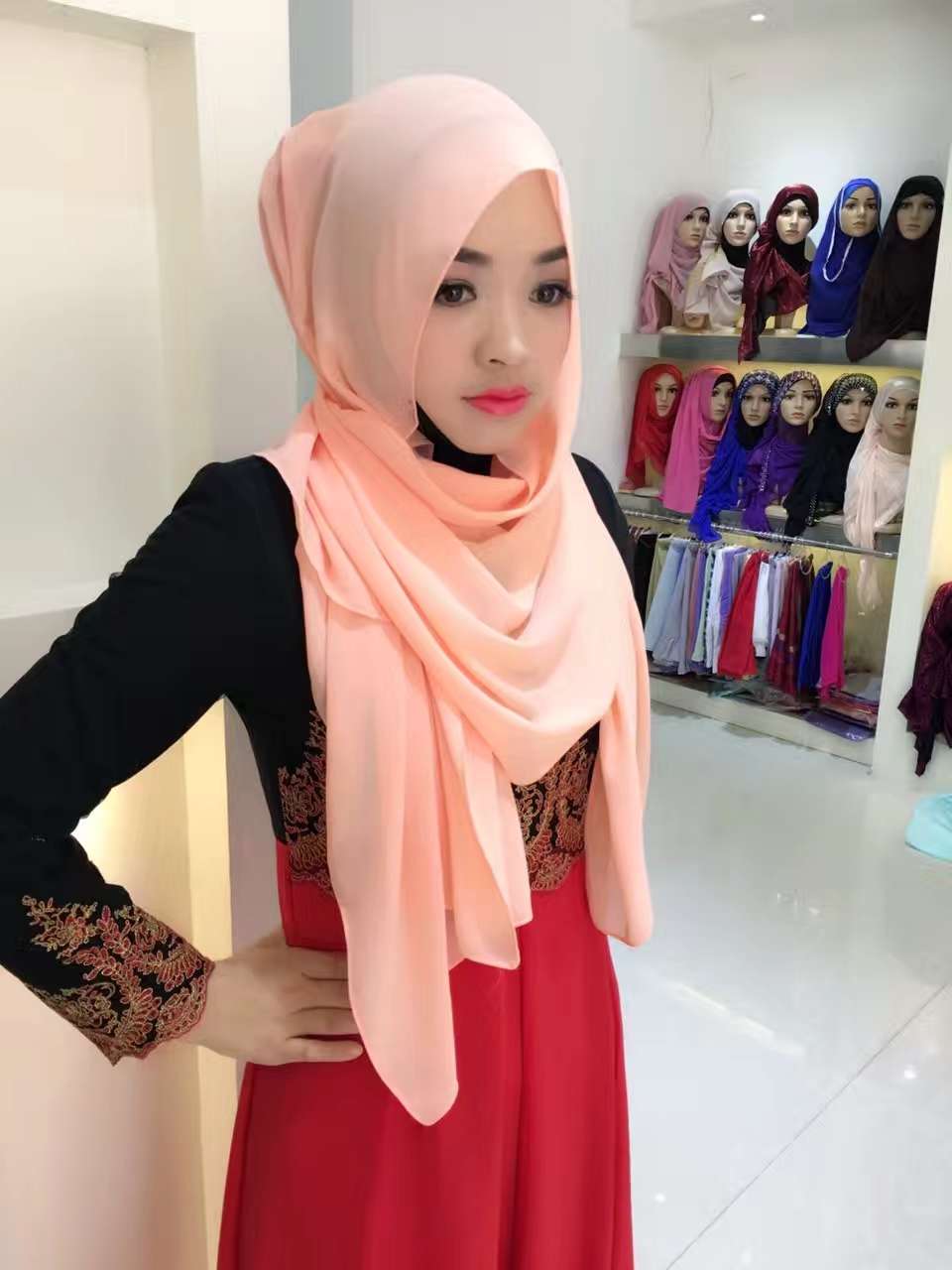 The factory sells Muslim headscarf, pearl chiffon, casual and fashionable long scarf, Arab ladies' gauze thumbnail