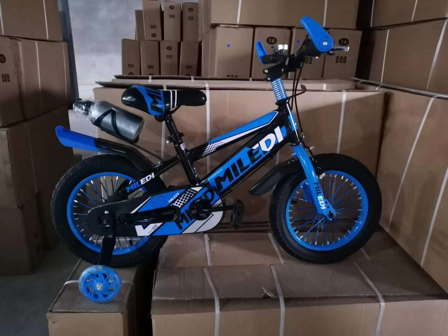 Children, pedaling bicycles details Picture