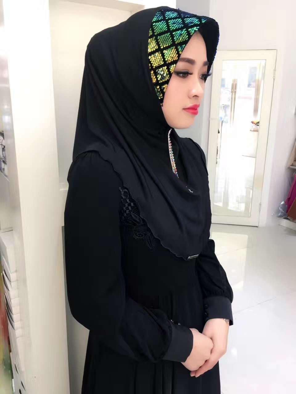 Muslim headscarf manufacturer direct Leica monochrome headscarf hard hat brim with color shingle headscarf Muslim women's headscarf Application Scenario