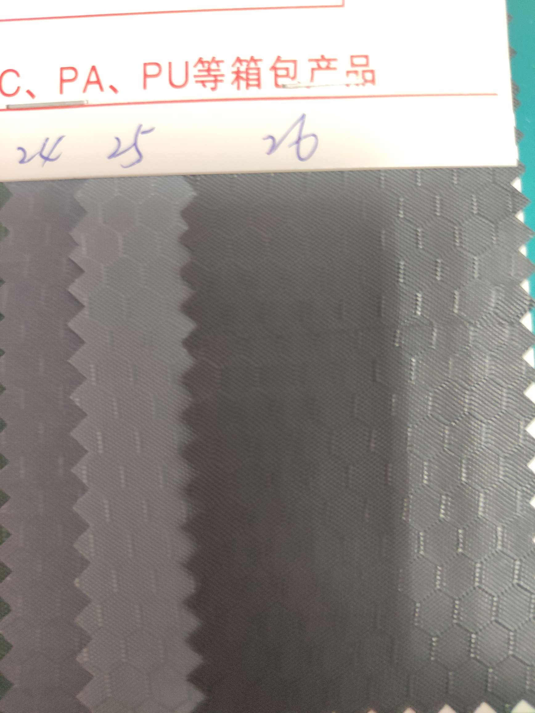 足球格大量现货高中低档皮革面料厂家直销热销新款。产品图